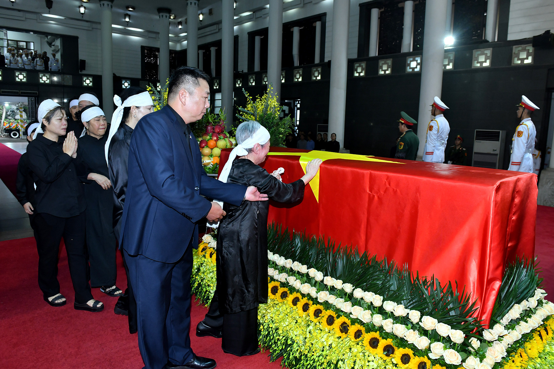 Gia đình đi vòng quanh linh cữu lần cuối, tiễn biệt nguyên Chủ tịch nước Trần Đức Lương.