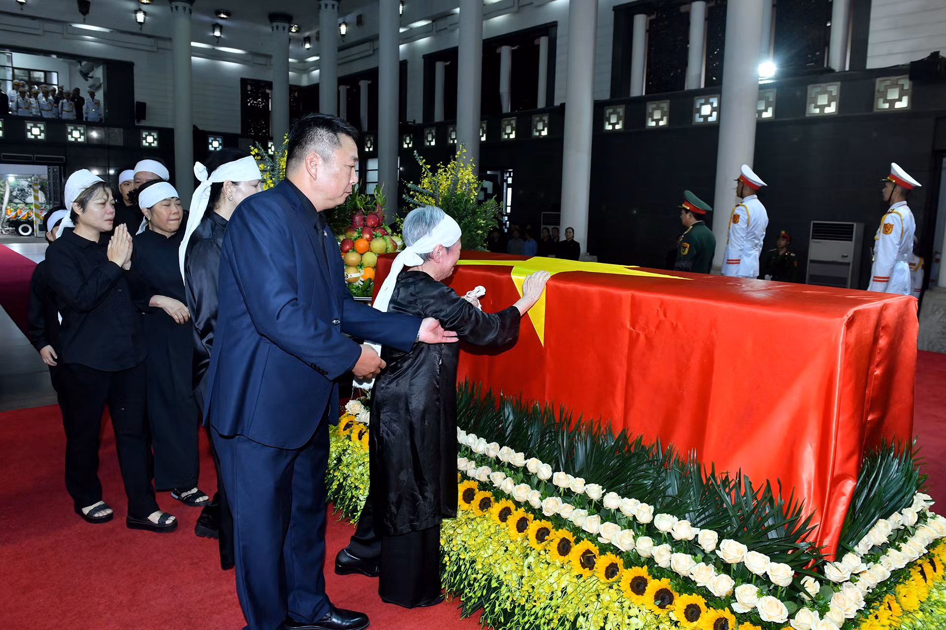 Gia đình đi vòng quanh linh cữu lần cuối, tiễn biệt nguyên Chủ tịch nước Trần Đức Lương.