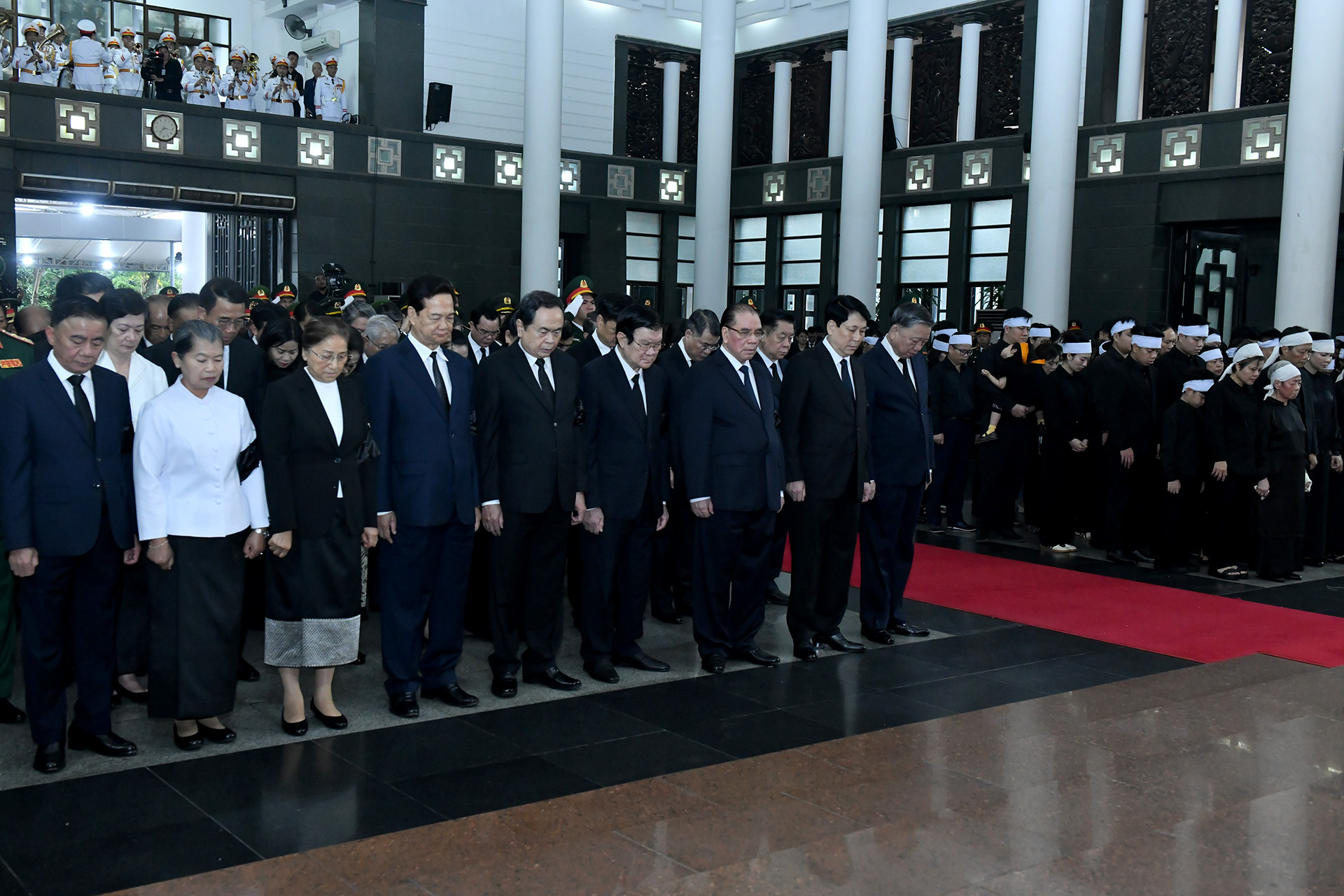 Các đồng chí lãnh đạo, nguyên lãnh đạo Đảng, Nhà nước dành một phút mặc niệm tưởng nhớ nguyên Chủ tịch nước Trần Đức Lương.