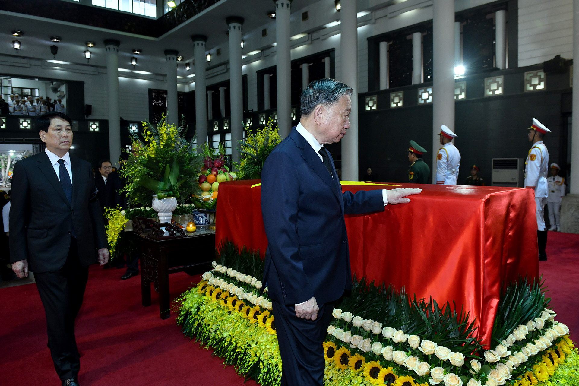 Tổng Bí thư Tô Lâm, Chủ tịch nước Lương Cường cùng các đại biểu đi vòng quanh linh cữu lần cuối, tiễn biệt nguyên Chủ tịch nước Trần Đức Lương.