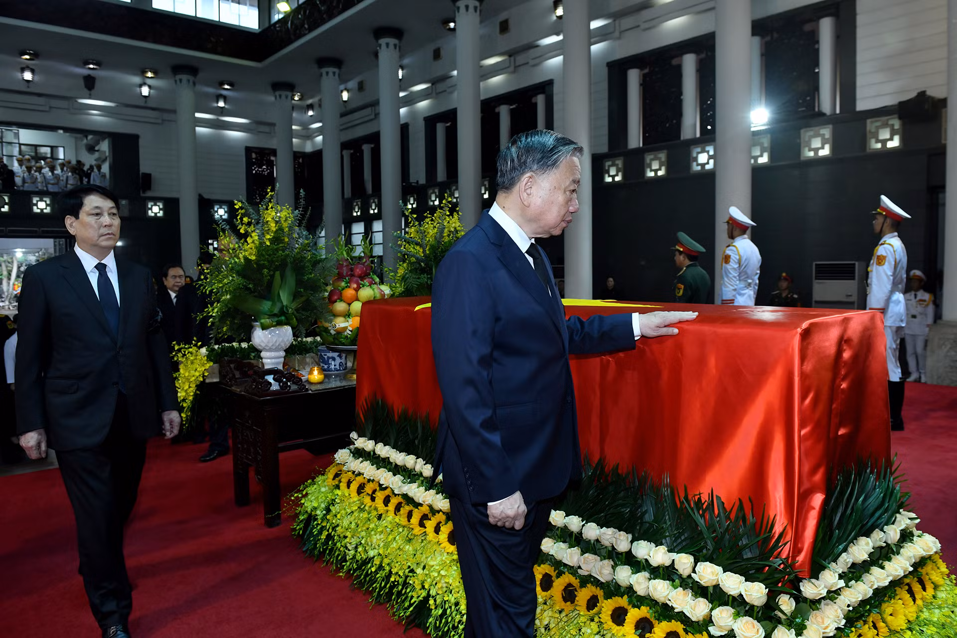 Tổng Bí thư Tô Lâm, Chủ tịch nước Lương Cường cùng các đại biểu đi vòng quanh linh cữu lần cuối, tiễn biệt nguyên Chủ tịch nước Trần Đức Lương.