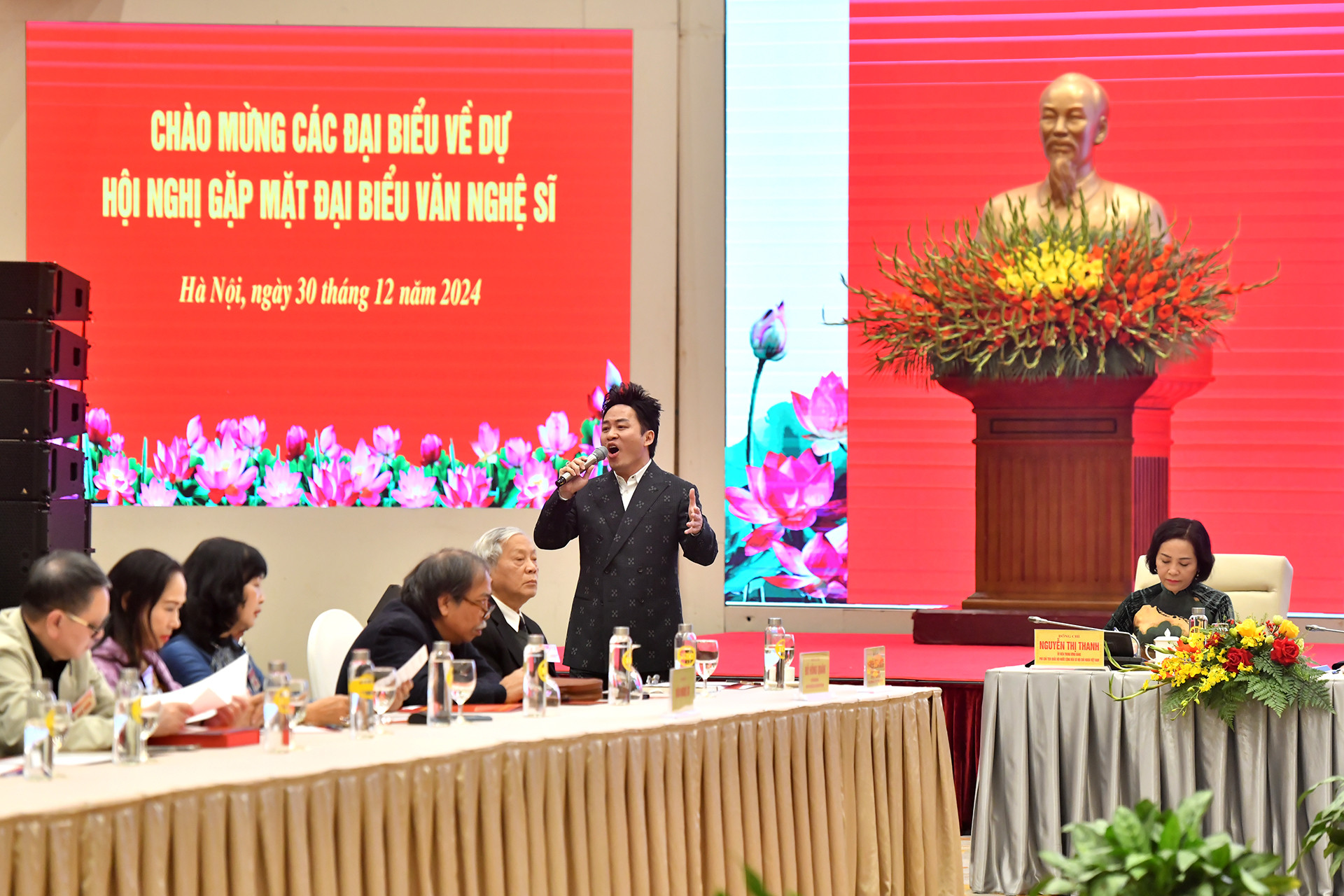 Ca sĩ Tùng Dương trình bày ca khúc tại hội nghị.