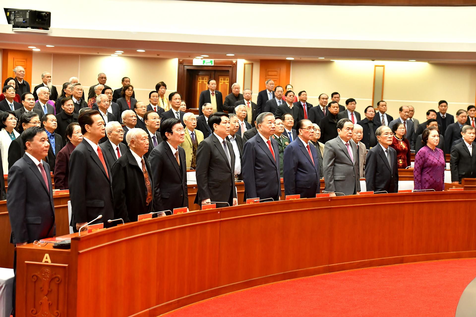 Các đồng chí lãnh đạo, nguyên lãnh đạo Đảng, Nhà nước thực hiện nghi thức chào cờ.