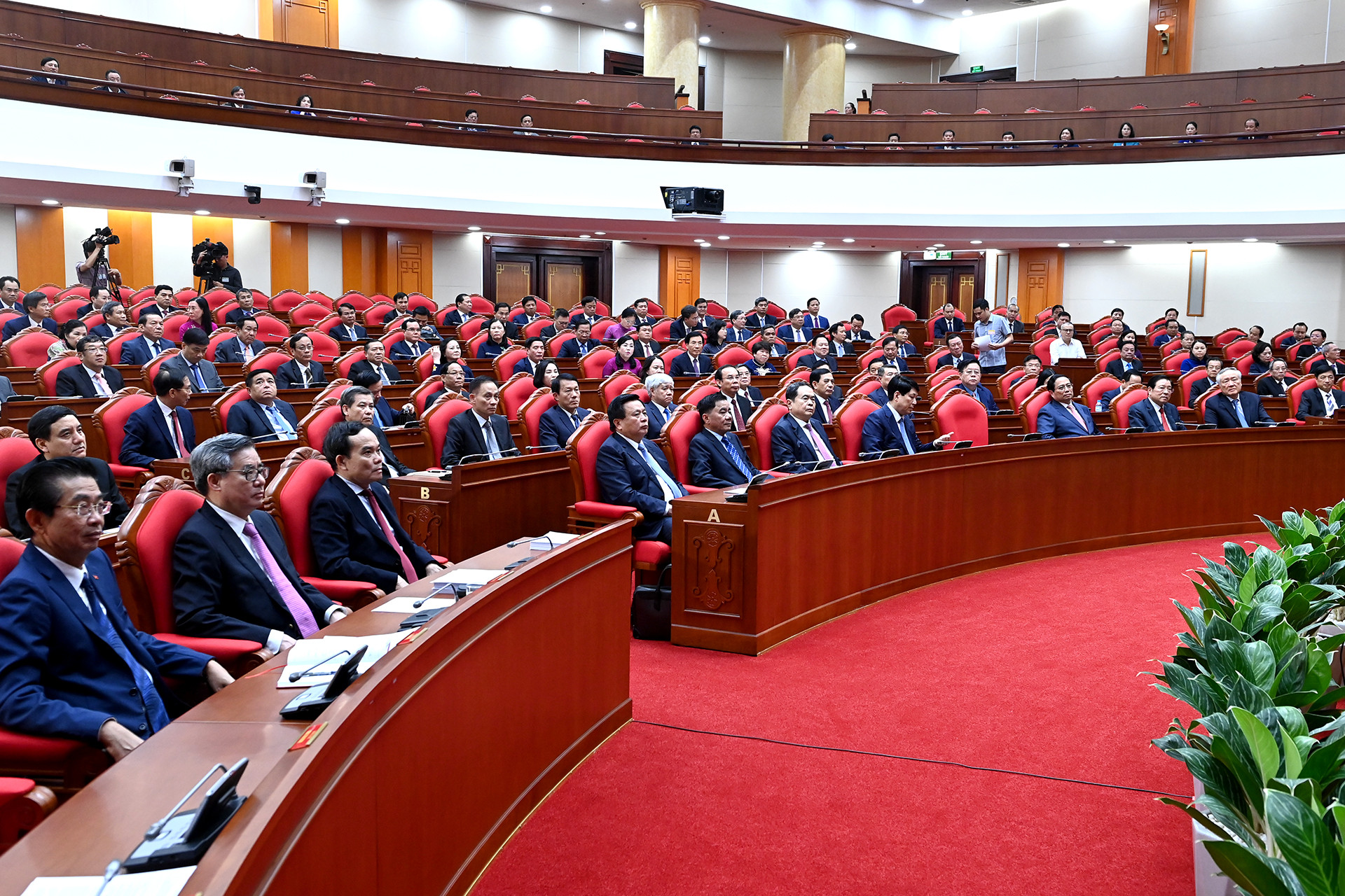 Các đồng chí lãnh đạo Đảng, Nhà nước và các đại biểu tham dự phiên bế mạc hội nghị.