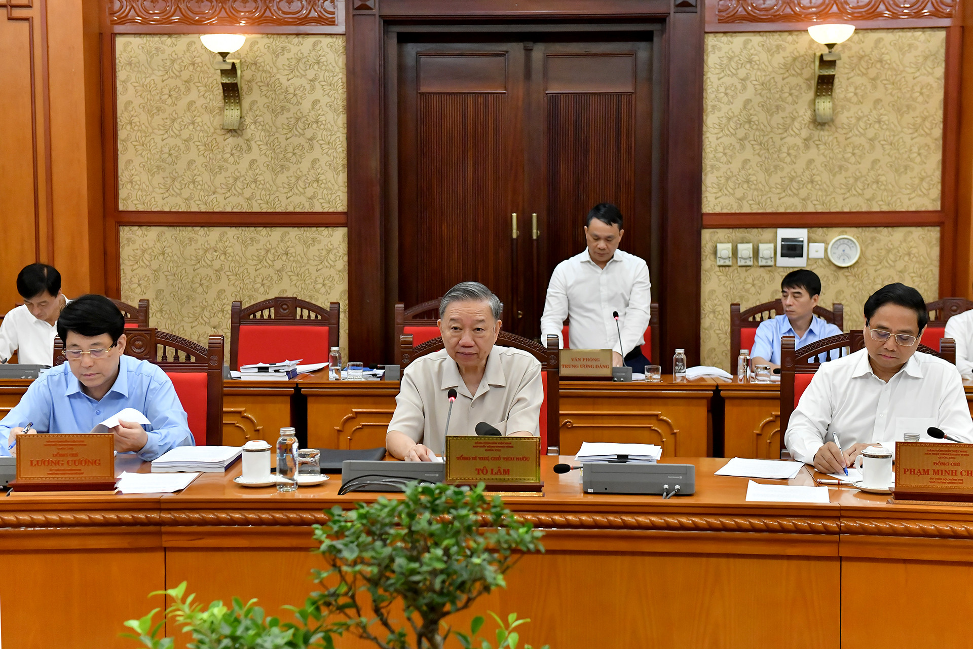 Các đồng chí lãnh đạo Đảng, Nhà nước tham dự cuộc họp.