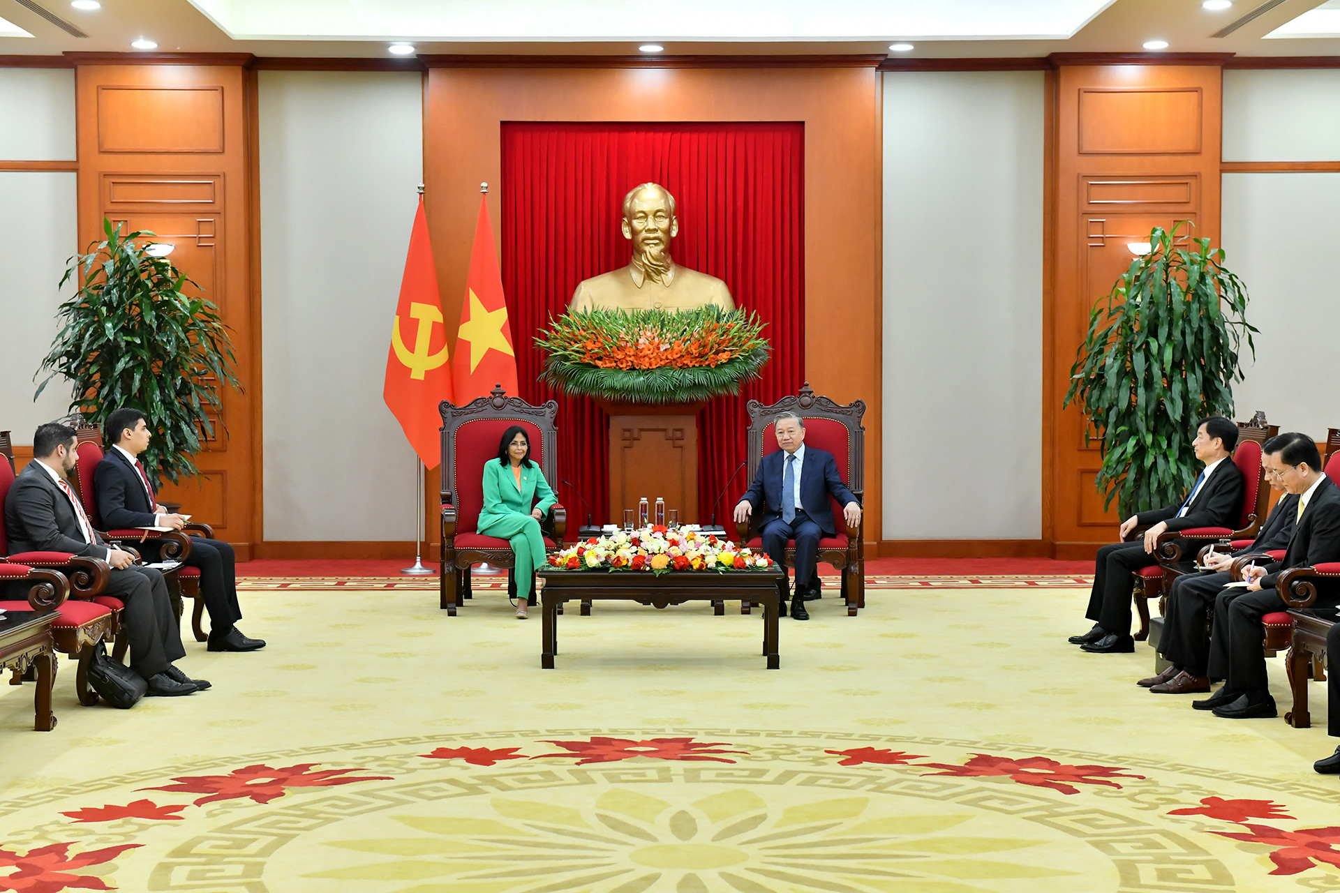 Quang cảnh buổi tiếp tại Trụ sở Trung ương Đảng. Quang cảnh buổi tiếp tại Trụ sở Trung ương Đảng.