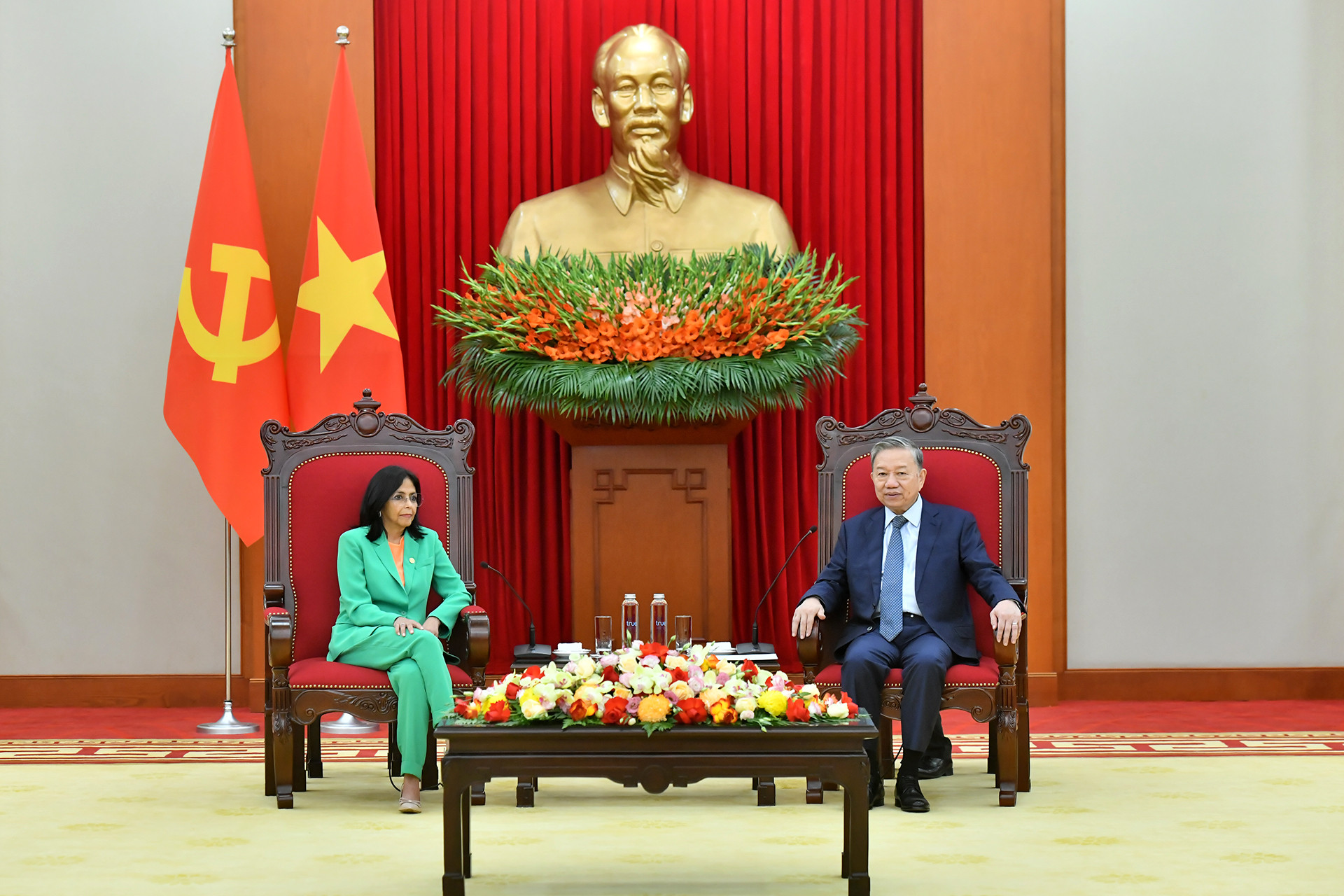 Tổng Bí thư Tô Lâm và Phó Tổng thống thường trực Cộng hòa Bolivar Venezuela Delcy Rodríguez Gómez. Tổng Bí thư Tô Lâm và Phó Tổng thống thường trực Cộng hòa Bolivar Venezuela Delcy Rodríguez Gómez.