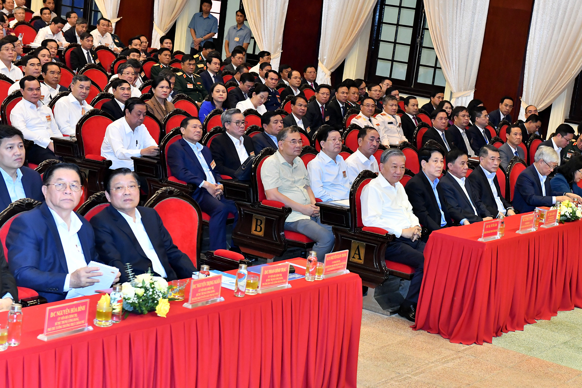 Các đồng chí lãnh đạo Đảng, Nhà nước và các đại biểu tham dự hội nghị.