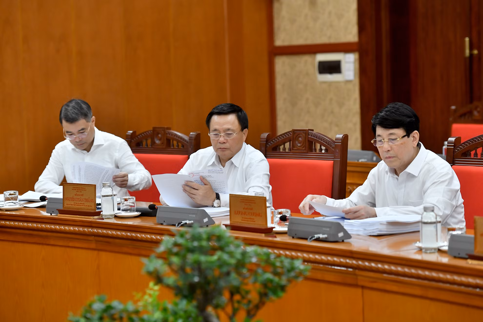 Các đồng chí lãnh đạo Đảng, Nhà nước tham dự cuộc họp.