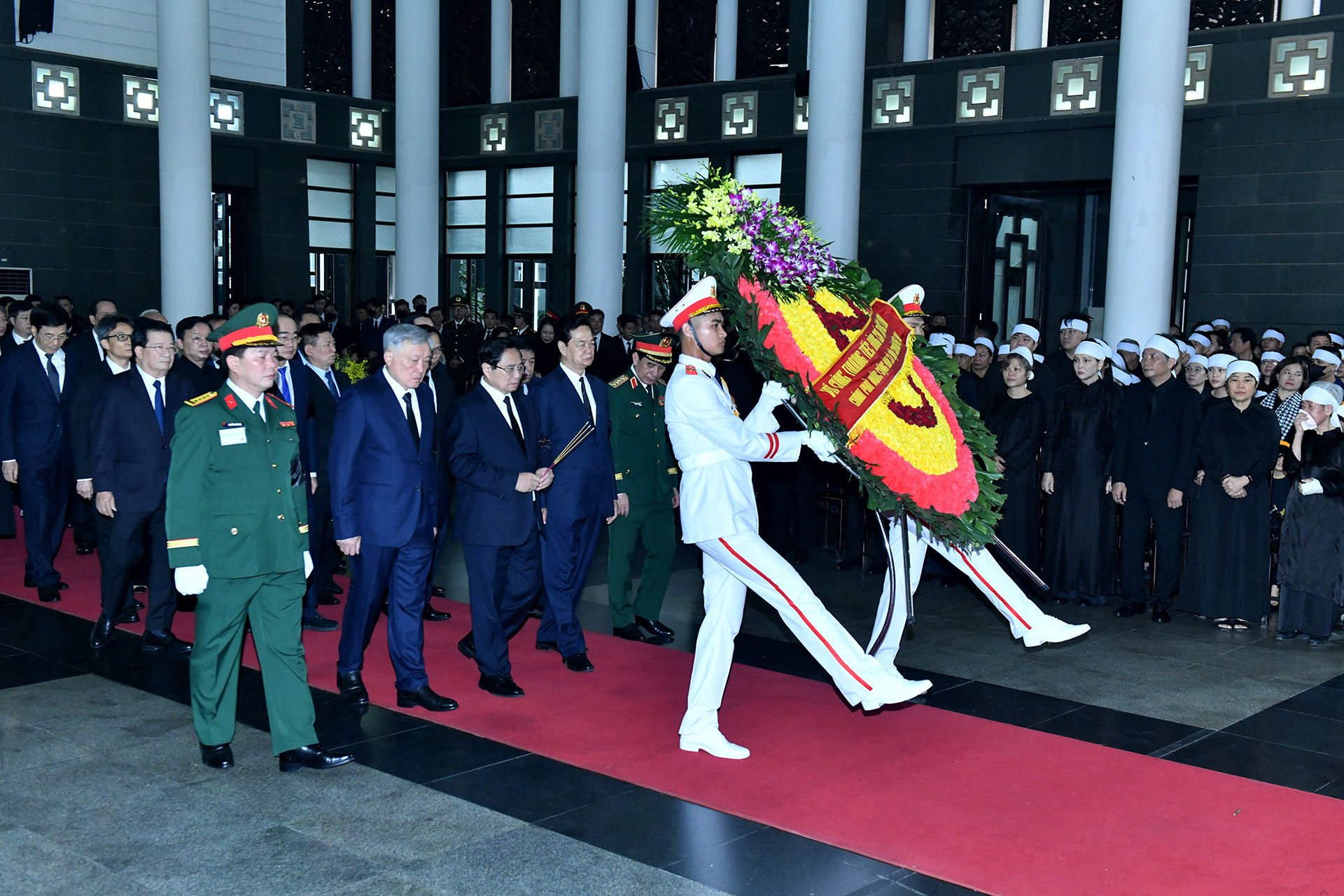 Đoàn Chính phủ do đồng chí Phạm Minh Chính, Ủy viên Bộ Chính trị, Thủ tướng Chính phủ làm Trưởng đoàn vào viếng đồng chí Trần Đức Lương.