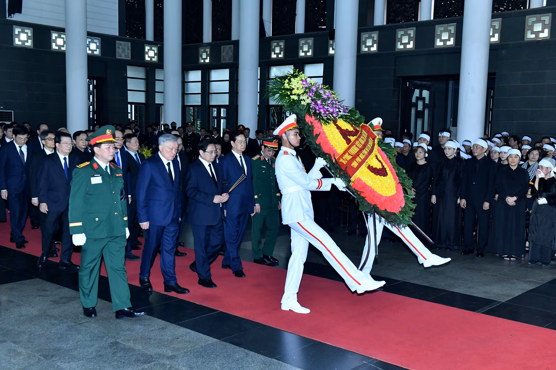 Đoàn Chính phủ do đồng chí Phạm Minh Chính, Ủy viên Bộ Chính trị, Thủ tướng Chính phủ làm Trưởng đoàn vào viếng đồng chí Trần Đức Lương.