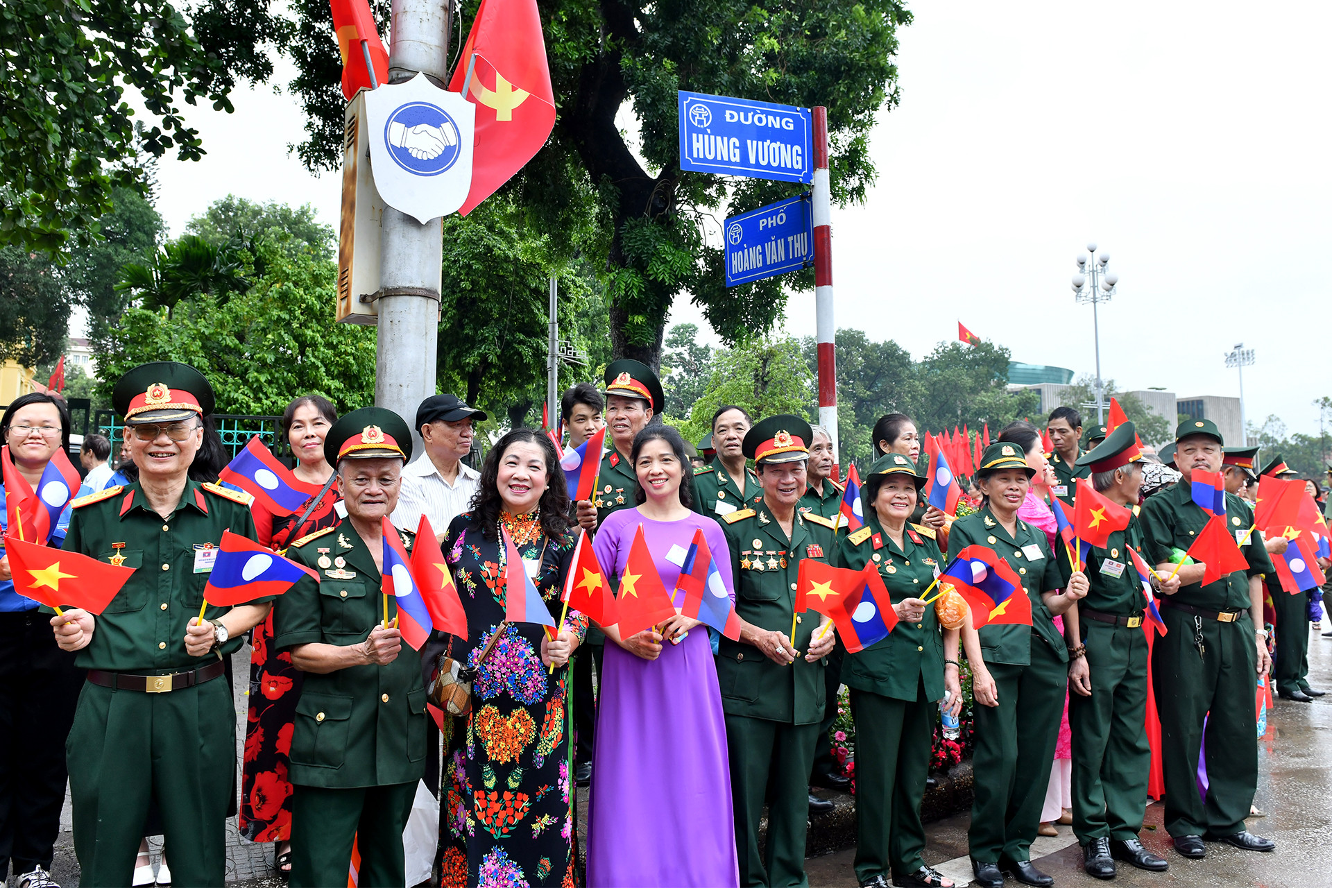 Nhân dân Thủ đô Hà Nội chào đón Tổng Bí thư, Chủ tịch nước Lào Thongloun Sisoulith.