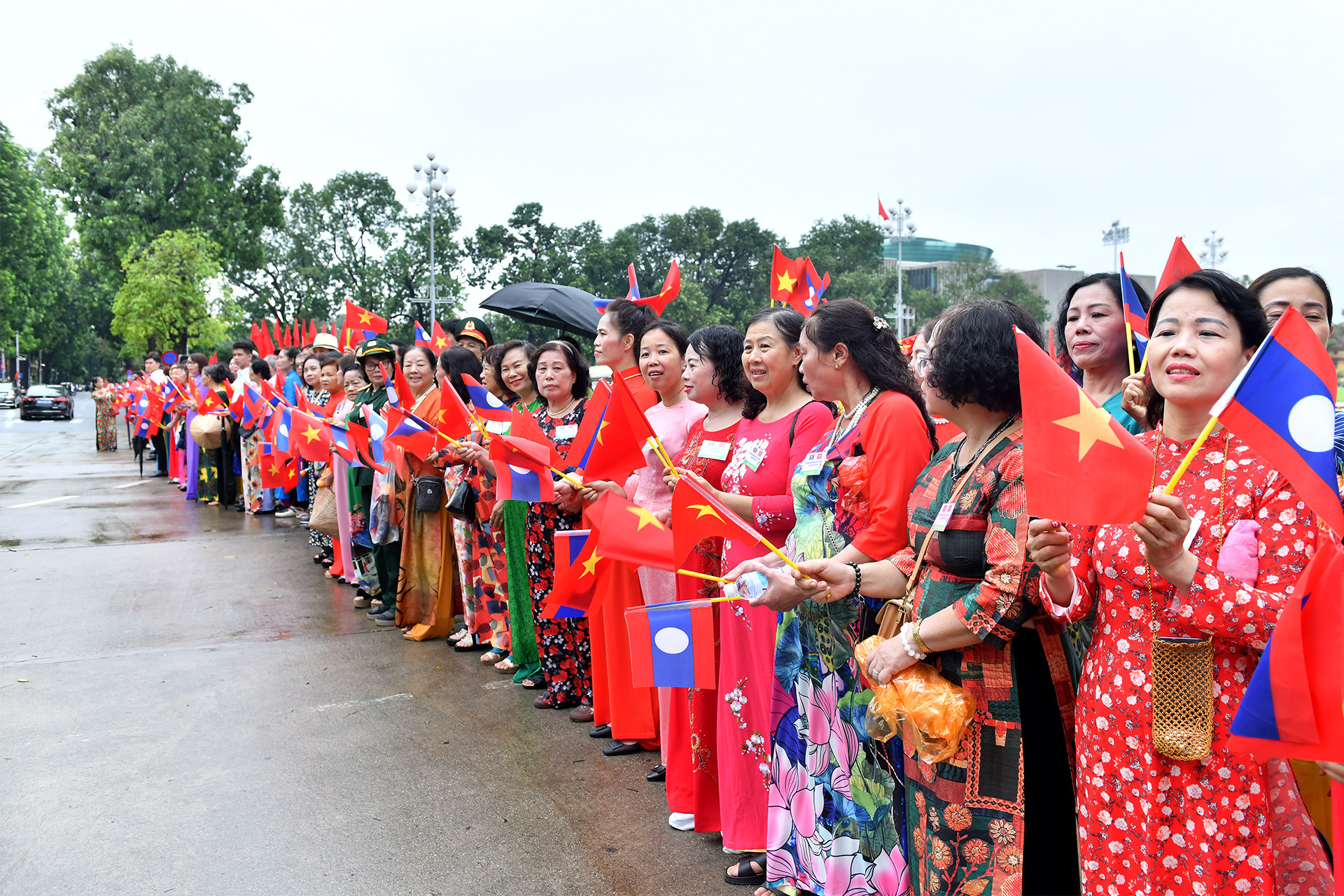Đông đảo nhân dân Thủ đô Hà Nội chào đón Tổng Bí thư, Chủ tịch nước Lào Thongloun Sisoulith.