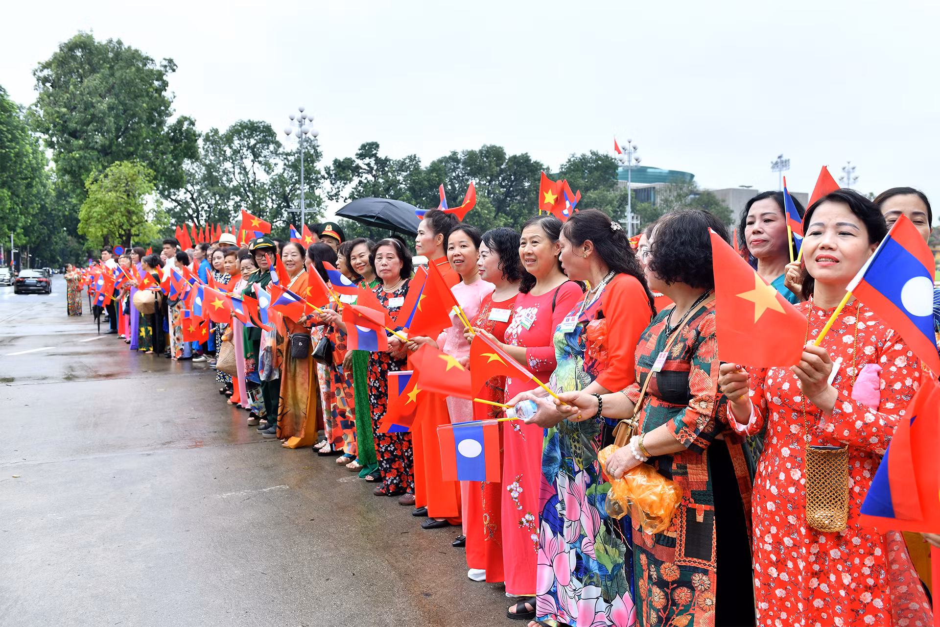 Đông đảo nhân dân Thủ đô Hà Nội chào đón Tổng Bí thư, Chủ tịch nước Lào Thongloun Sisoulith.