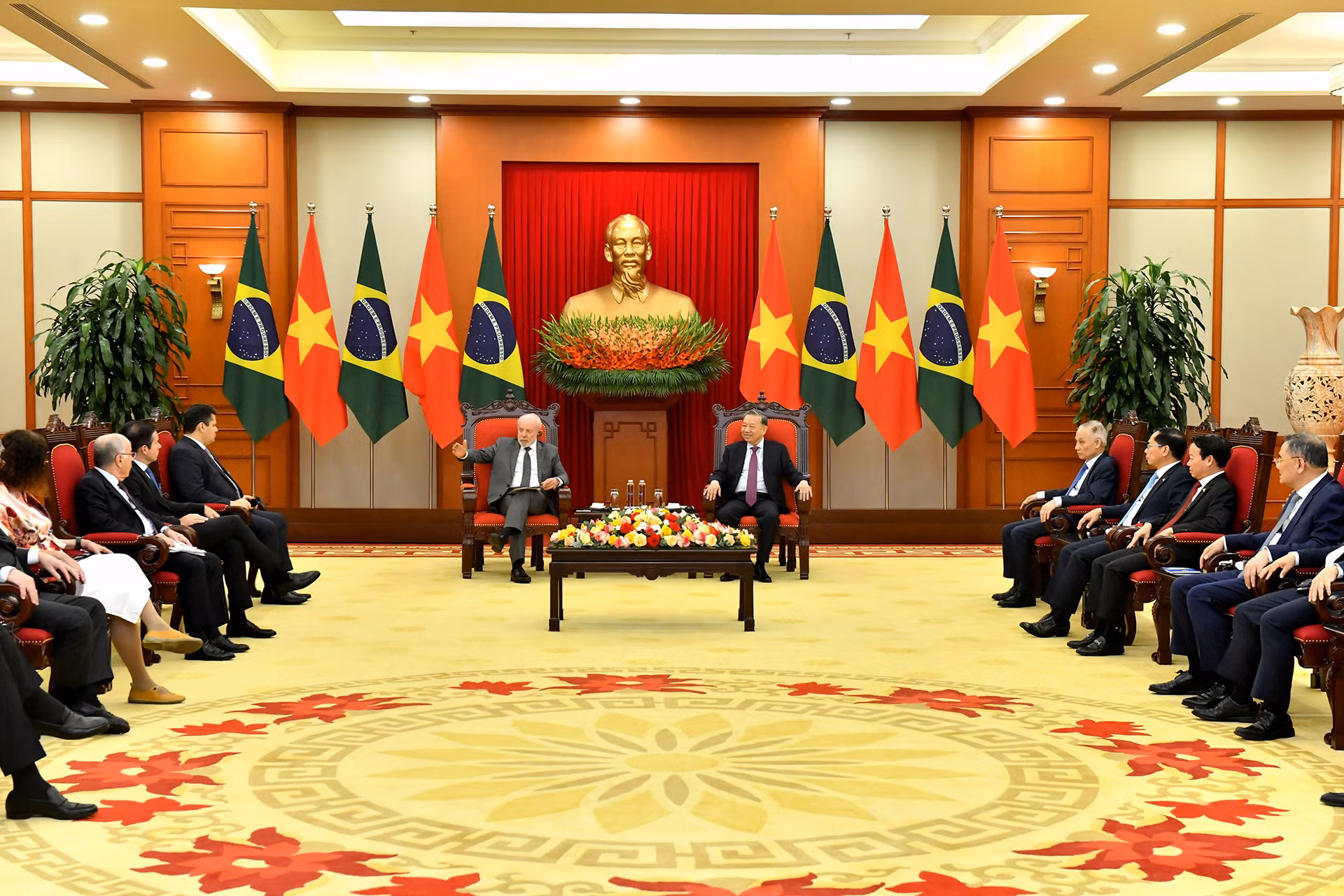 Quang cảnh buổi tiếp tại Trụ sở Trung ương Đảng. Quang cảnh buổi tiếp tại Trụ sở Trung ương Đảng.