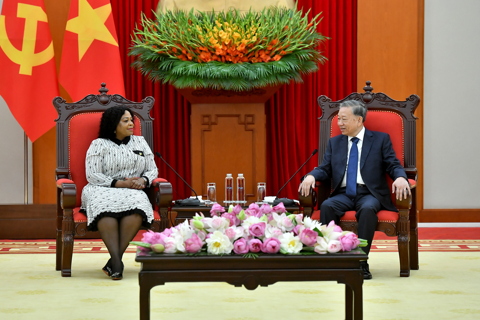 Tổng Bí thư Tô Lâm tiếp bà Nomvula Mokonyane, Phó Tổng thư ký thứ nhất Đảng Đại hội Dân tộc Phi (ANC) của Nam Phi. Tổng Bí thư Tô Lâm tiếp bà Nomvula Mokonyane, Phó Tổng thư ký thứ nhất Đảng Đại hội Dân tộc Phi (ANC) của Nam Phi.