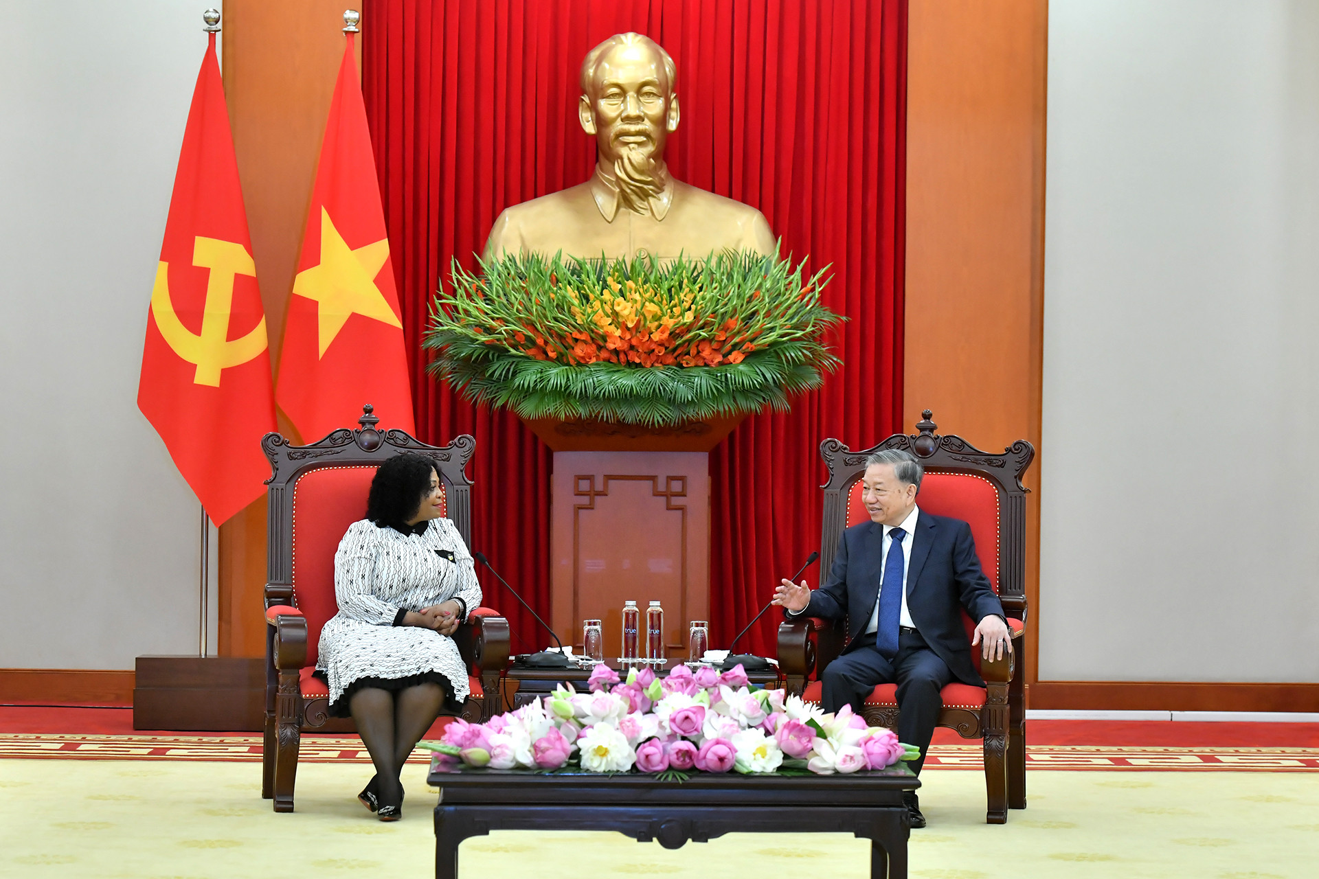 Tổng Bí thư Tô Lâm tiếp bà Nomvula Mokonyane, Phó Tổng thư ký thứ nhất Đảng Đại hội Dân tộc Phi (ANC) của Nam Phi. Tổng Bí thư Tô Lâm tiếp bà Nomvula Mokonyane, Phó Tổng thư ký thứ nhất Đảng Đại hội Dân tộc Phi (ANC) của Nam Phi.