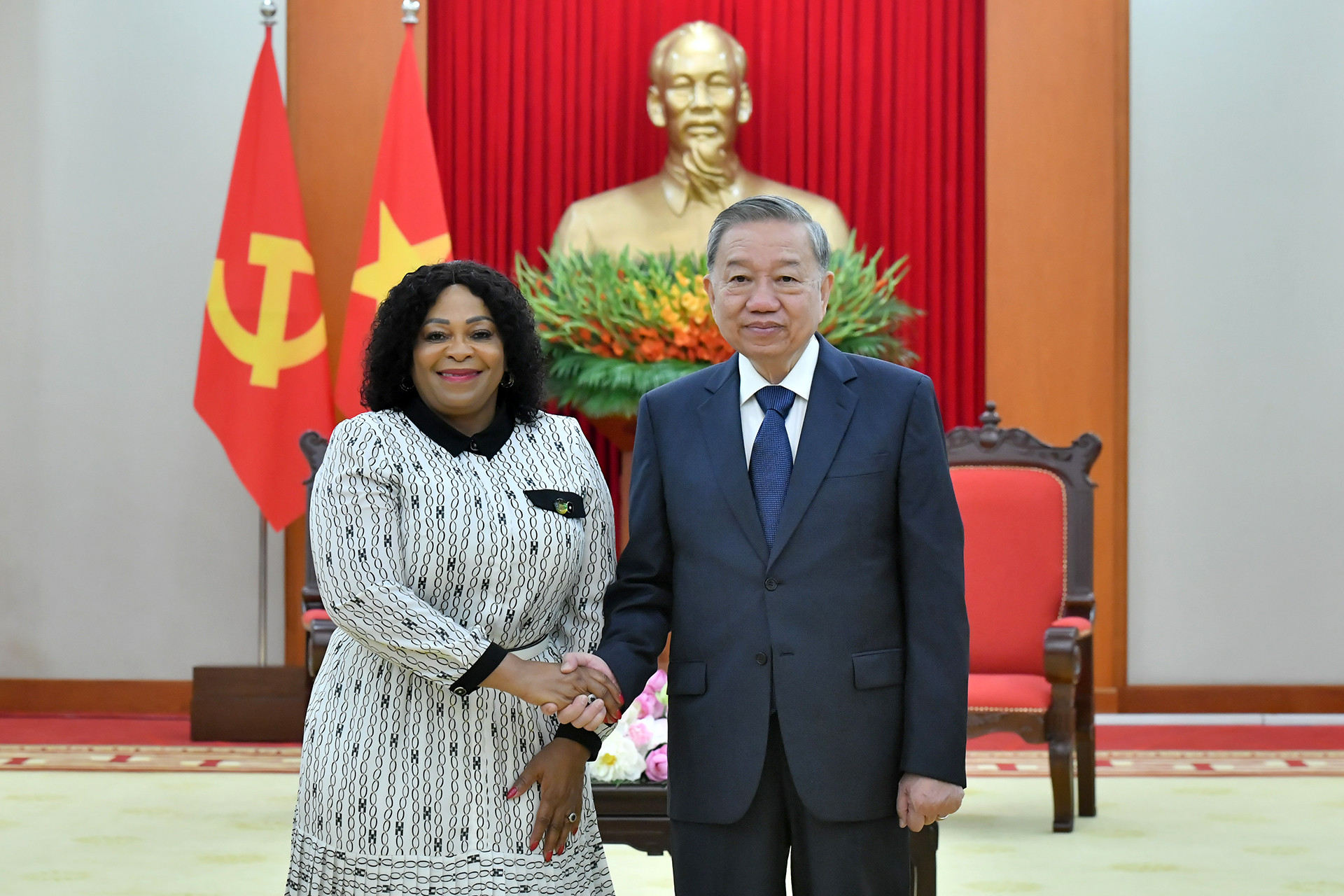 Tổng Bí thư Tô Lâm và bà Nomvula Mokonyane. Tổng Bí thư Tô Lâm và bà Nomvula Mokonyane.