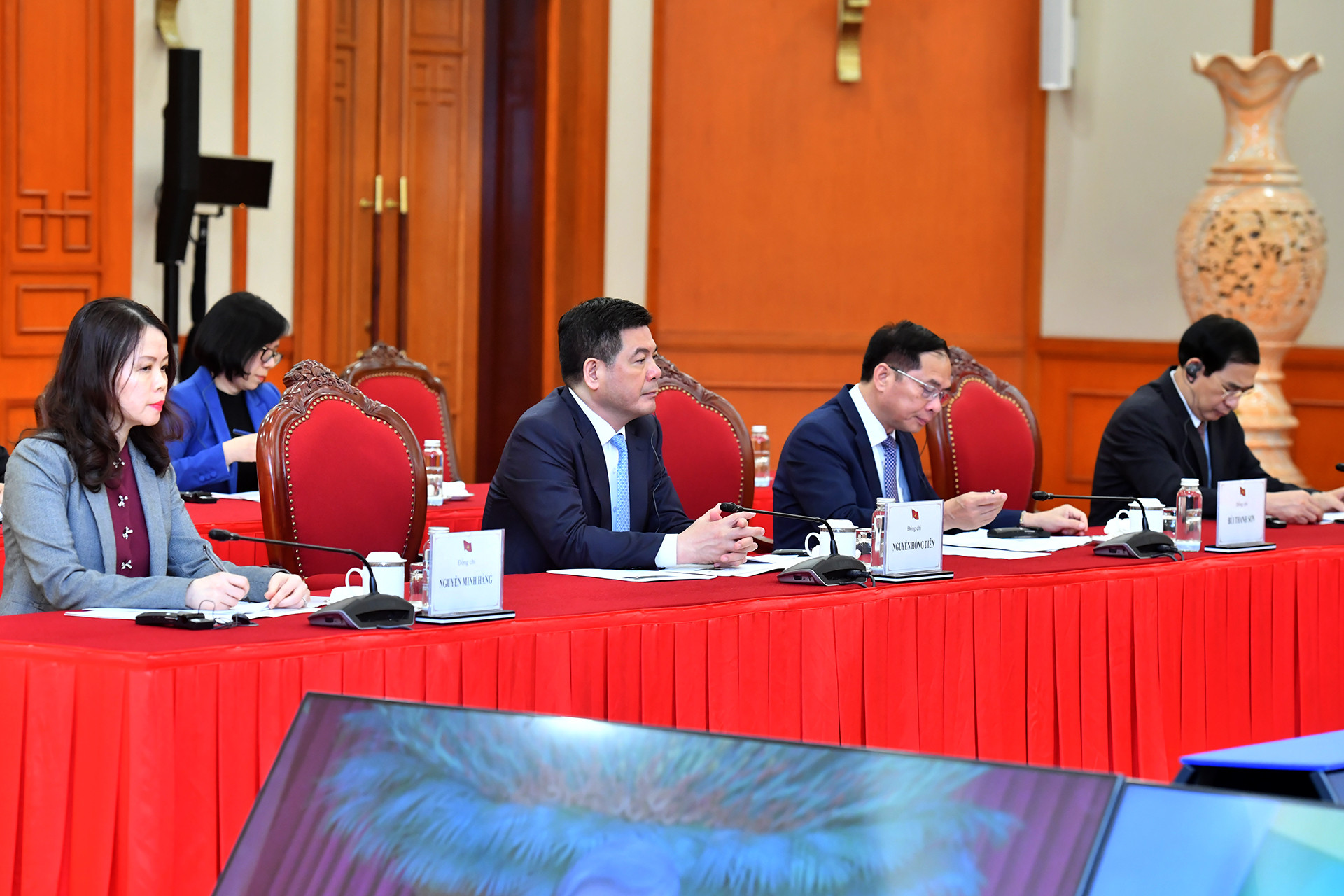 Các đại biểu tham dự cuộc điện đàm.