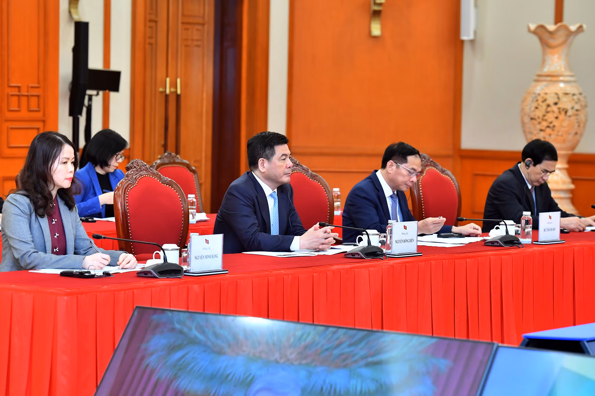 Các đại biểu tham dự cuộc điện đàm.