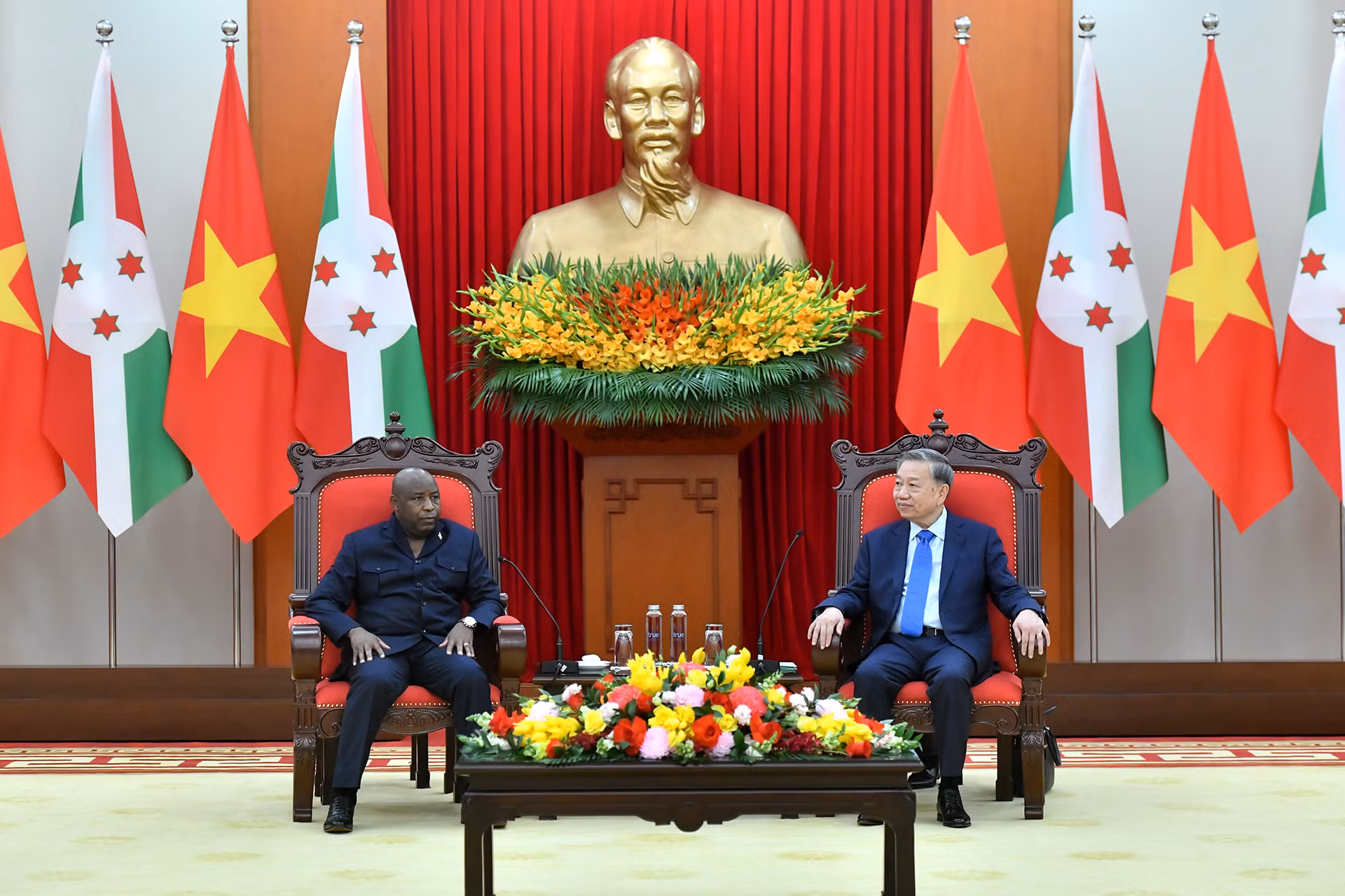 Tổng Bí thư Tô Lâm tiếp Tổng thống Cộng hòa Burundi Évariste Ndayishimiye. Tổng Bí thư Tô Lâm tiếp Tổng thống Cộng hòa Burundi Évariste Ndayishimiye.