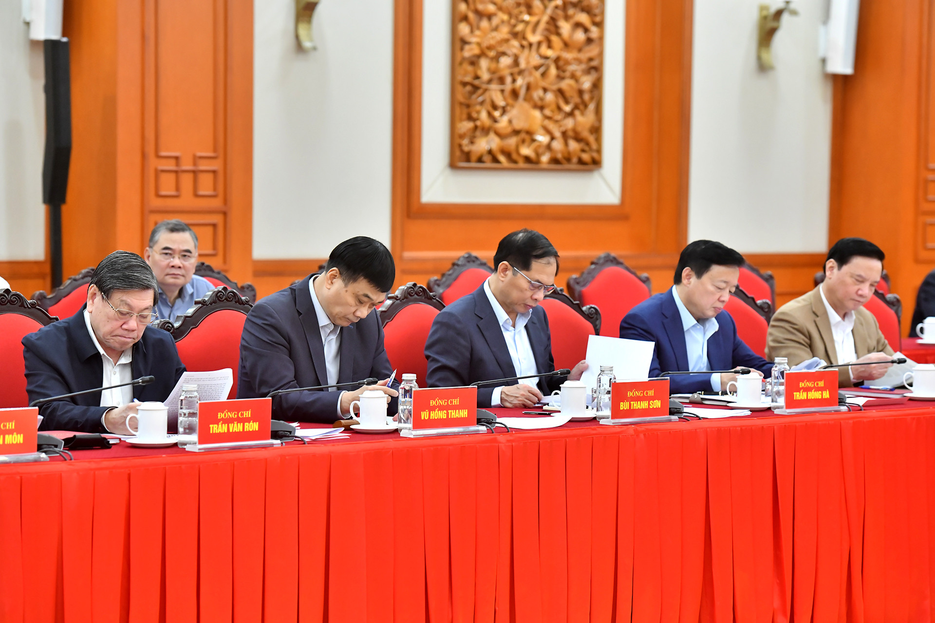 Các thành viên Tiểu ban Văn kiện tham dự phiên họp. Các thành viên Tiểu ban Văn kiện tham dự phiên họp.