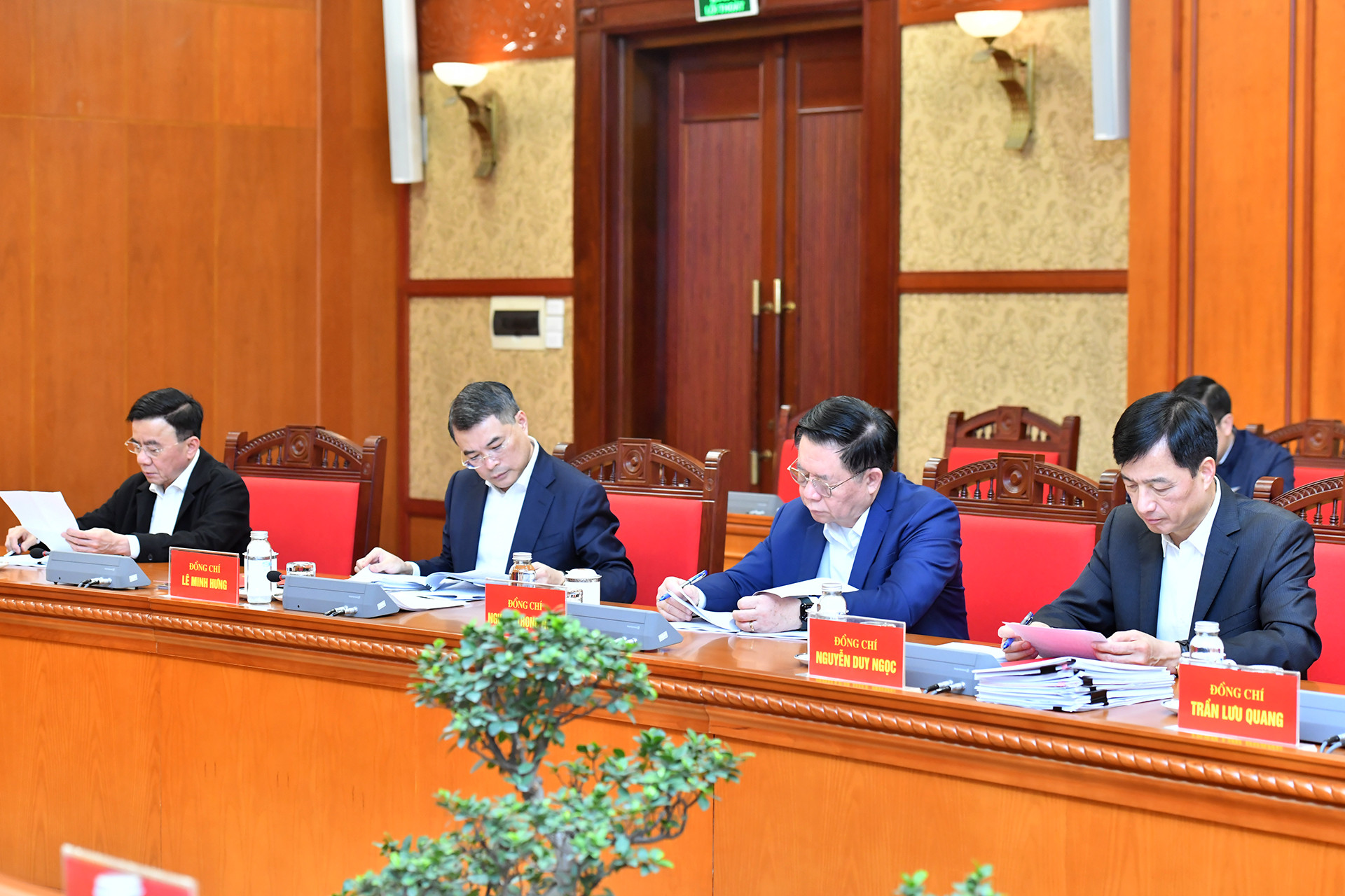 Các đại biểu tham dự phiên họp.