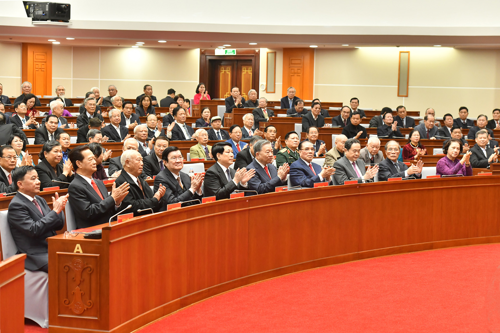 Các đồng chí lãnh đạo, nguyên lãnh đạo Đảng, Nhà nước tham dự hội nghị.