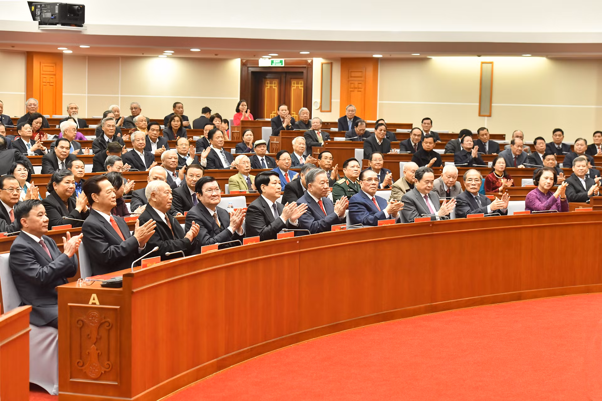 Các đồng chí lãnh đạo, nguyên lãnh đạo Đảng, Nhà nước tham dự hội nghị.