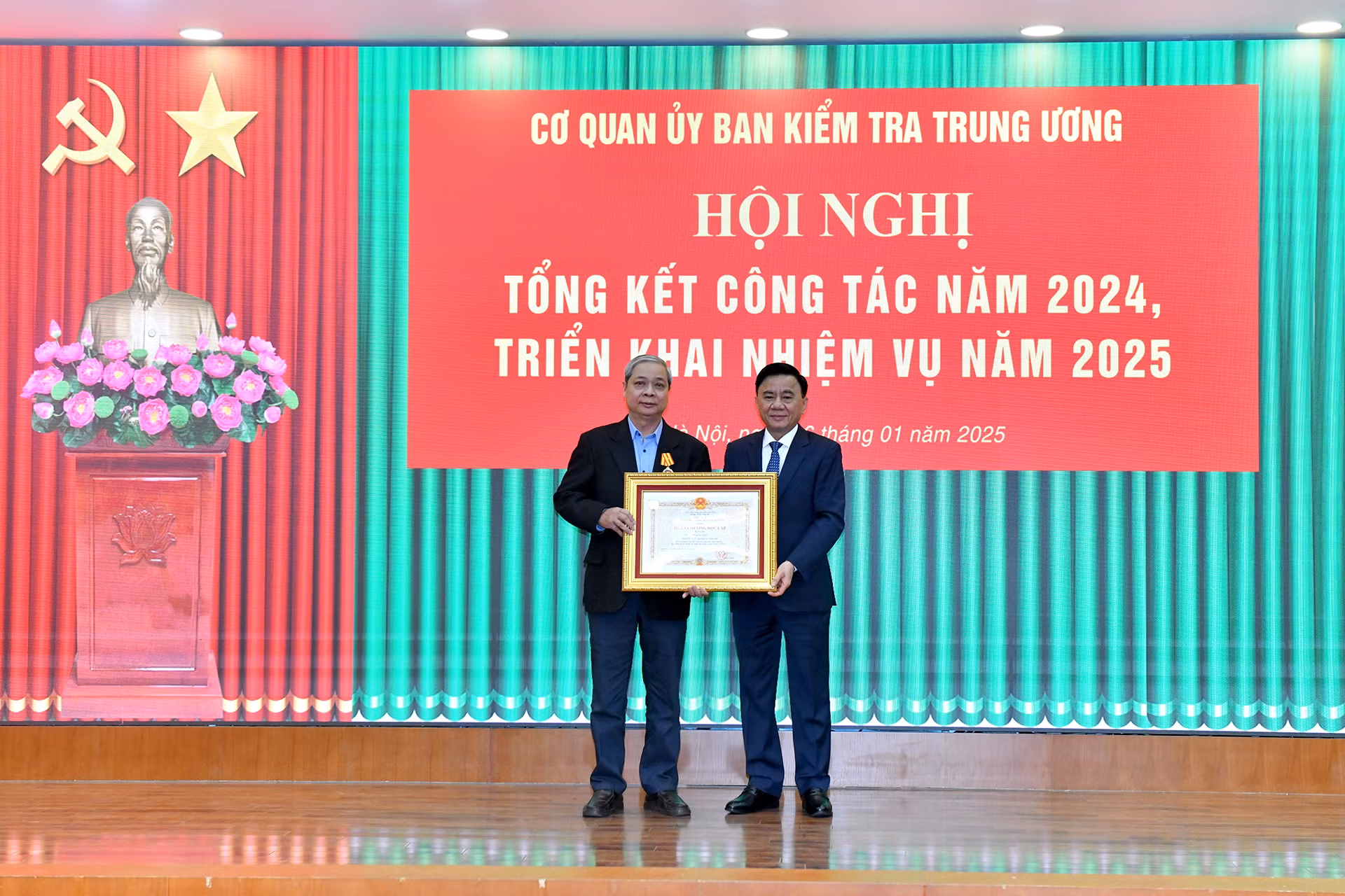 Đồng chí Trần Cẩm Tú, Ủy viên Bộ Chính trị, Thường trực Ban Bí thư, Chủ nhiệm Ủy ban Kiểm tra Trung ương trao Huân chương Độc lập hạng Ba, tặng đồng chí Vũ Khắc Hùng, nguyên Ủy viên Ủy ban Kiểm tra Trung ương.