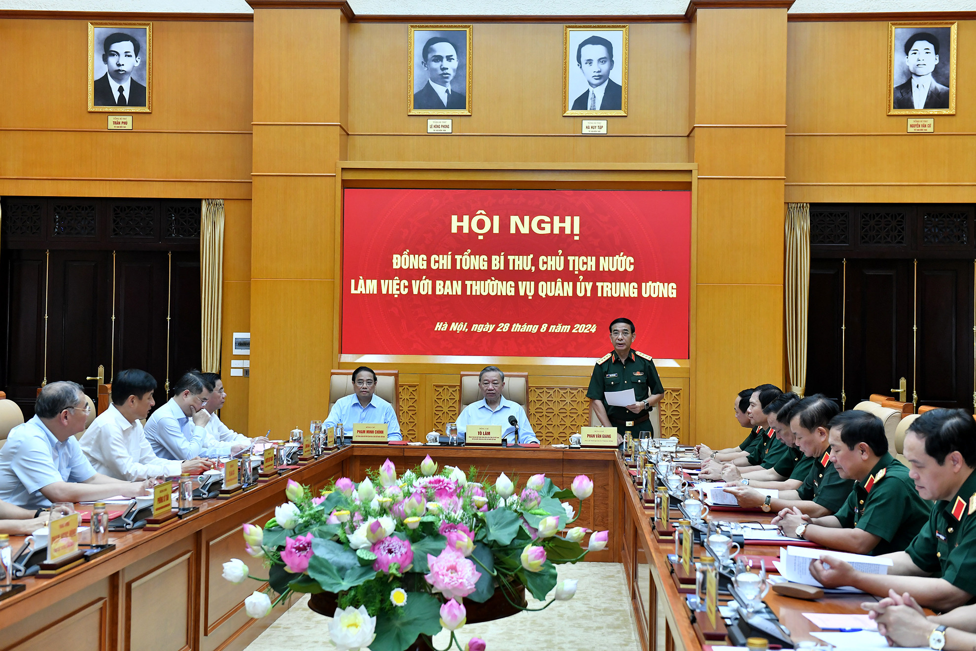 Các đồng chí lãnh đạo Đảng, Nhà nước và các đại biểu tham dự hội nghị.