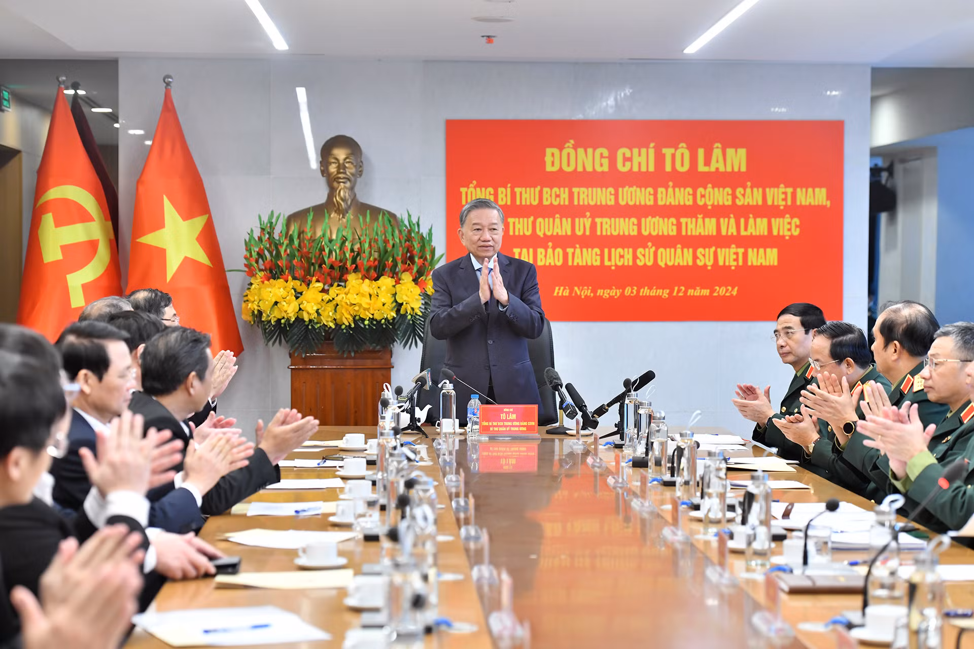 Tổng Bí thư Tô Lâm nói chuyện với các đại biểu và cán bộ, nhân viên Bảo tàng Lịch sử Quân sự Việt Nam.