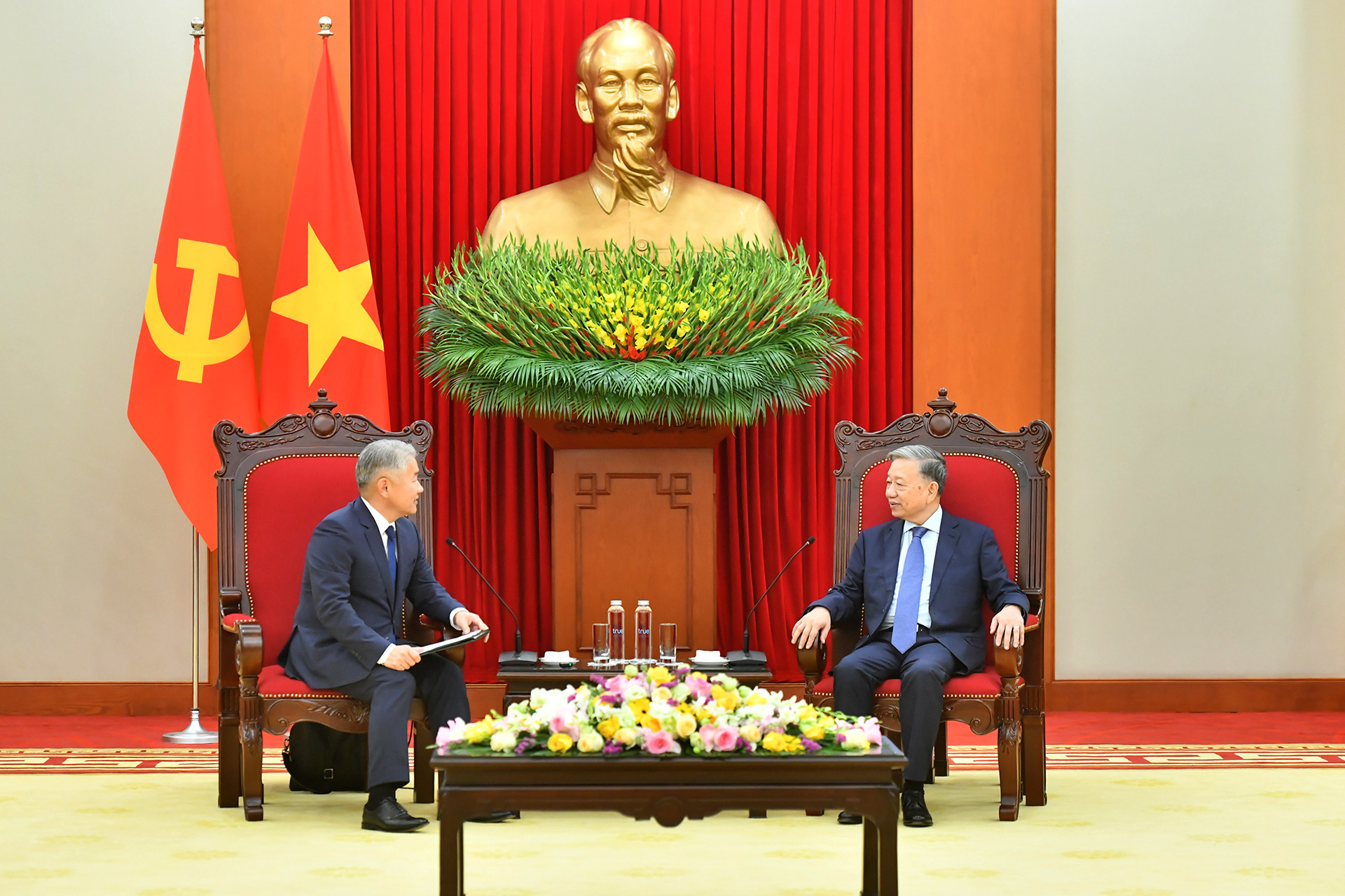 Tổng Bí thư Tô Lâm với Bộ trưởng Lương thực, Nông nghiệp và Công nghiệp nhẹ Mông Cổ Jadamba Enkhbayar, Chủ tịch phân ban Mông Cổ trong Ủy ban Liên Chính phủ Việt Nam-Mông Cổ. Tổng Bí thư Tô Lâm với Bộ trưởng Lương thực, Nông nghiệp và Công nghiệp nhẹ Mông Cổ Jadamba Enkhbayar, Chủ tịch phân ban Mông Cổ trong Ủy ban Liên Chính phủ Việt Nam-Mông Cổ.