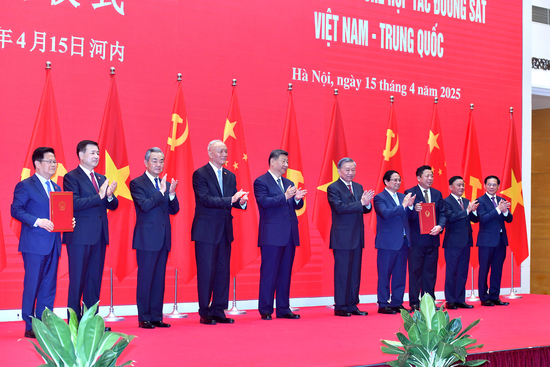 Các đồng chí lãnh đạo hai nước Việt Nam và Trung Quốc và các đại biểu thực hiện nghi thức khởi động Hành trình hợp tác đường sắt Việt Nam-Trung Quốc.