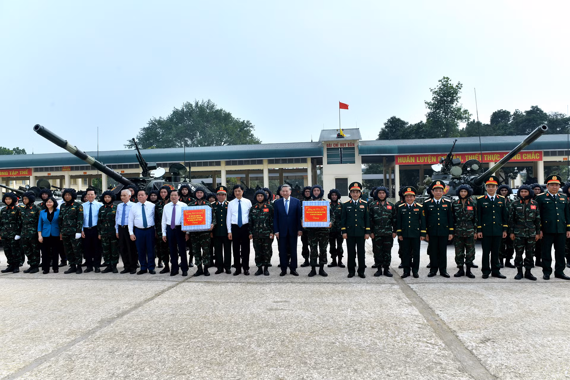 Tổng Bí thư Tô Lâm, Bí thư Quân ủy Trung ương và các đại biểu trao quà, tặng cán bộ, chiến sĩ Lữ đoàn Xe tăng 201. Tổng Bí thư Tô Lâm, Bí thư Quân ủy Trung ương và các đại biểu trao quà, tặng cán bộ, chiến sĩ Lữ đoàn Xe tăng 201.