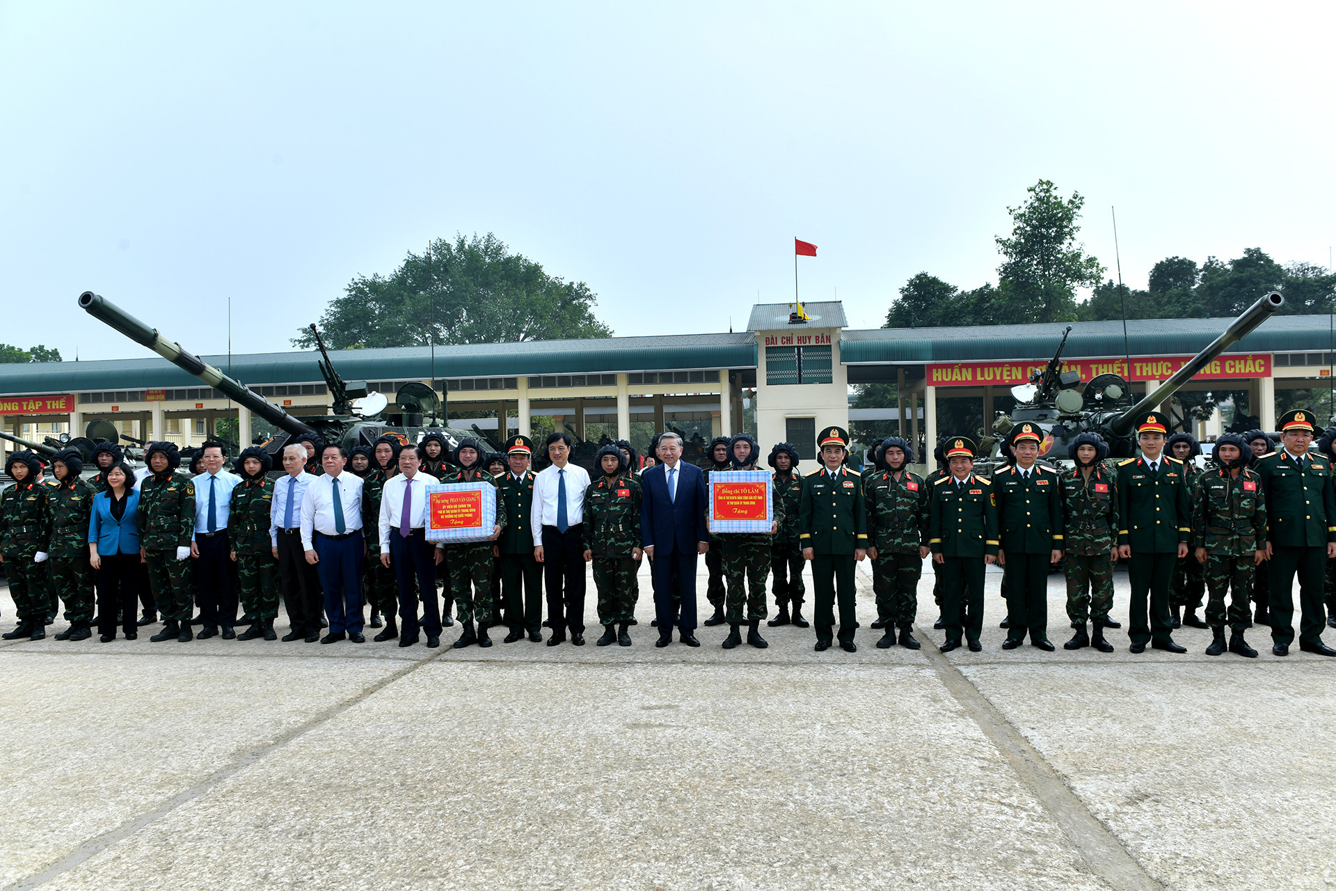 Tổng Bí thư Tô Lâm, Bí thư Quân ủy Trung ương và các đại biểu trao quà, tặng cán bộ, chiến sĩ Lữ đoàn Xe tăng 201.