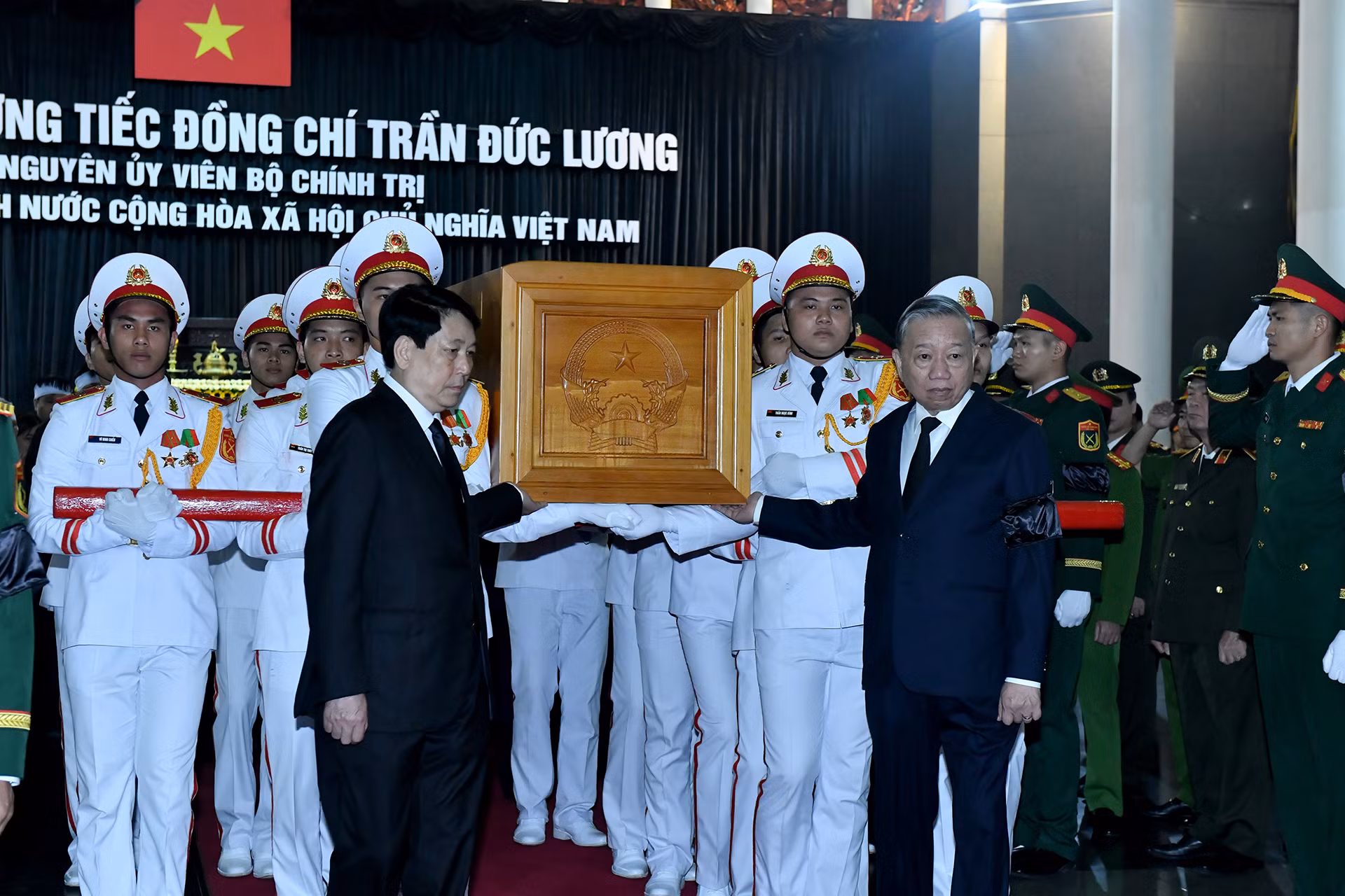 Các đồng chí lãnh đạo Đảng, Nhà nước chuyển linh cữu nguyên Chủ tịch nước Trần Đức Lương.