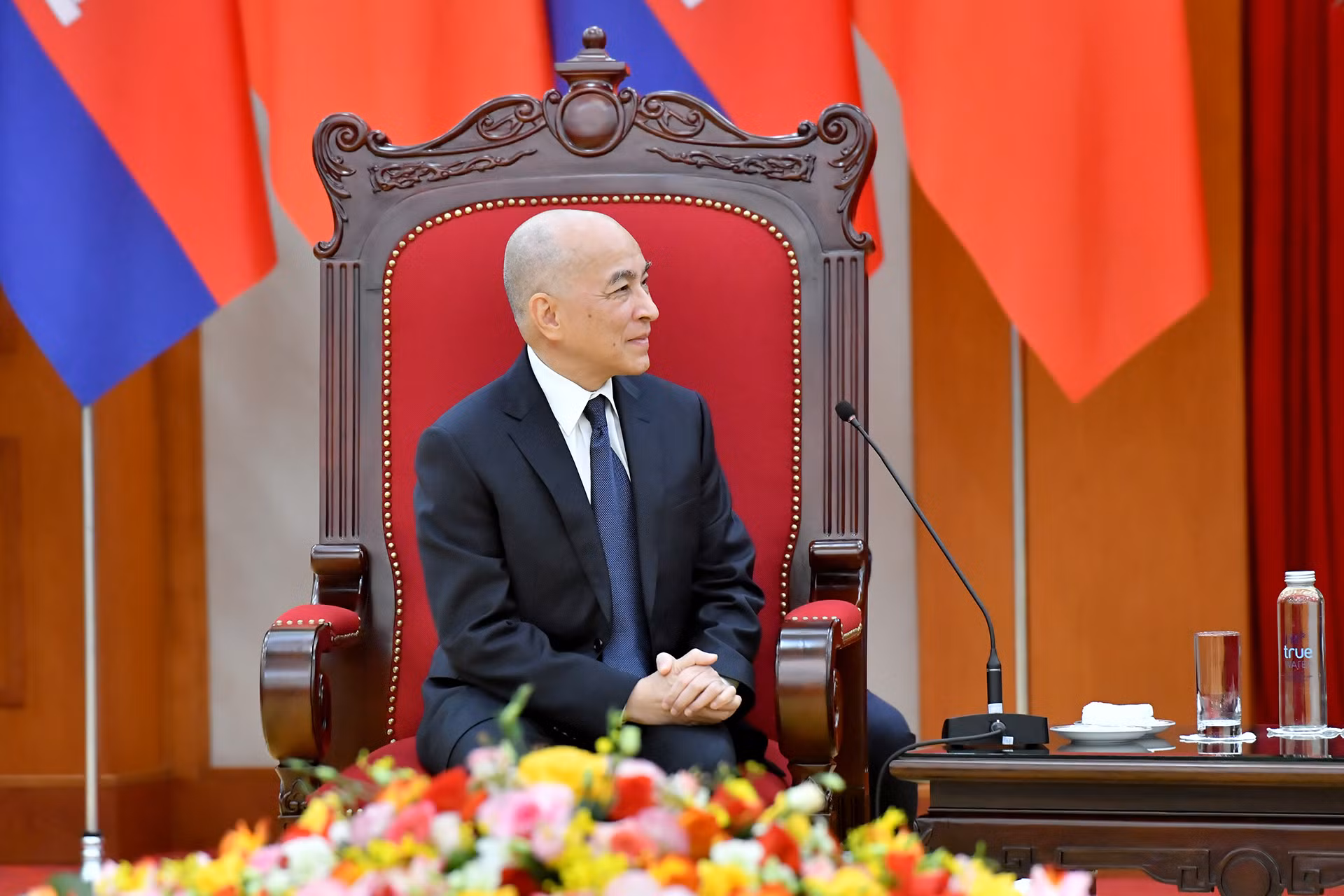 Quốc vương Campuchia Norodom Sihamoni phát biểu. Quốc vương Campuchia Norodom Sihamoni phát biểu.