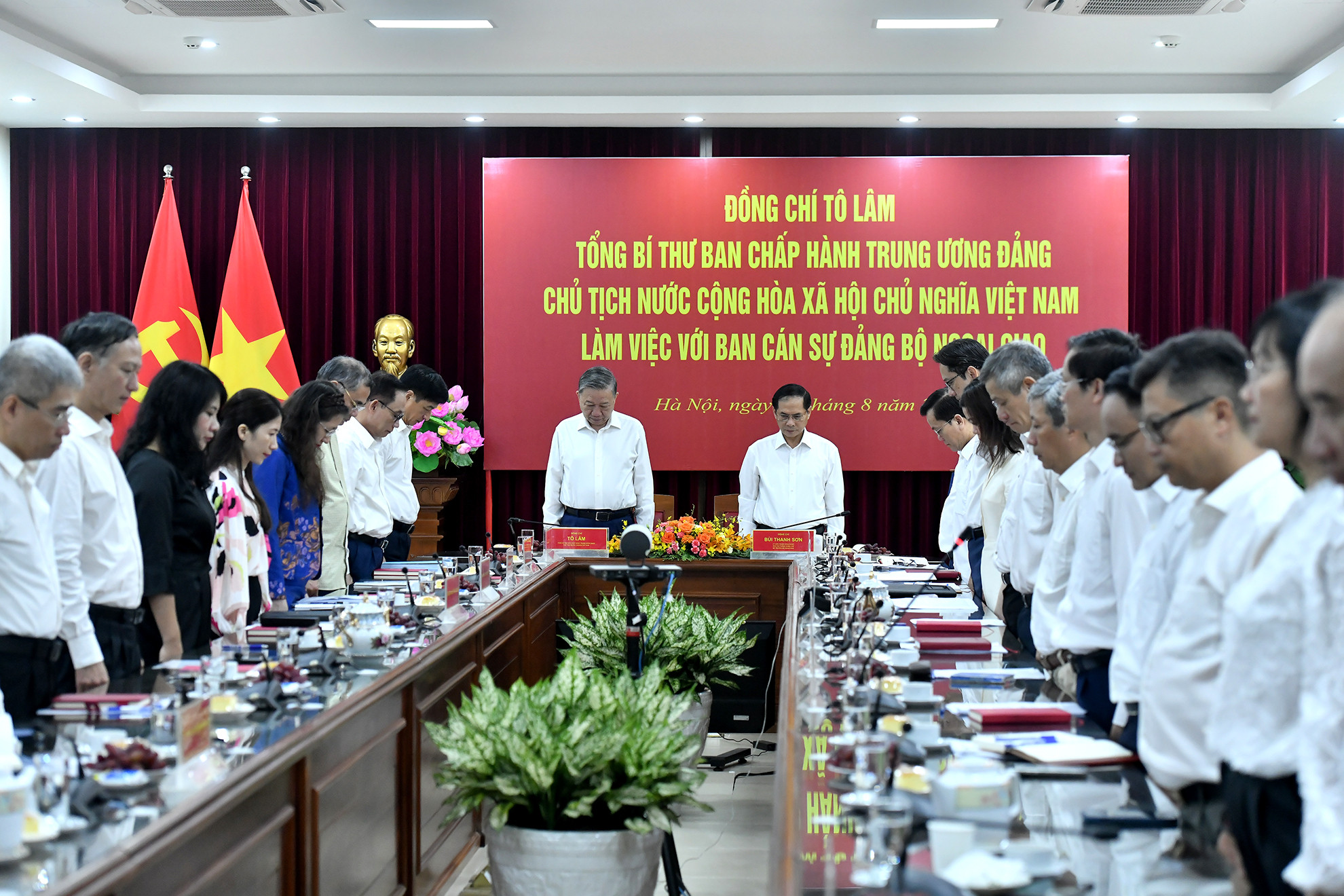 Tổng Bí thư, Chủ tịch nước Tô Lâm và các đại biểu dành một phút mặc niệm cố Tổng Bí thư Nguyễn Phú Trọng.