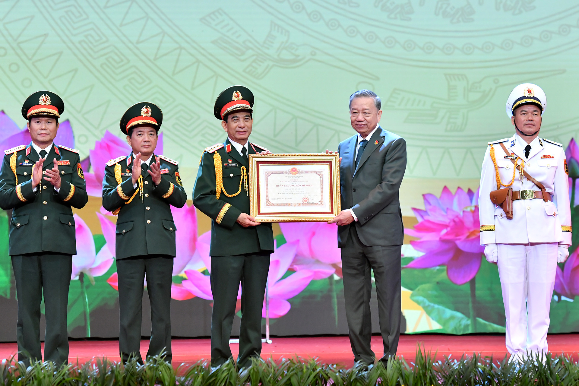 Tổng Bí thư Tô Lâm trao Huân chương Hồ Chí Minh tặng Quân đội nhân dân Việt Nam.