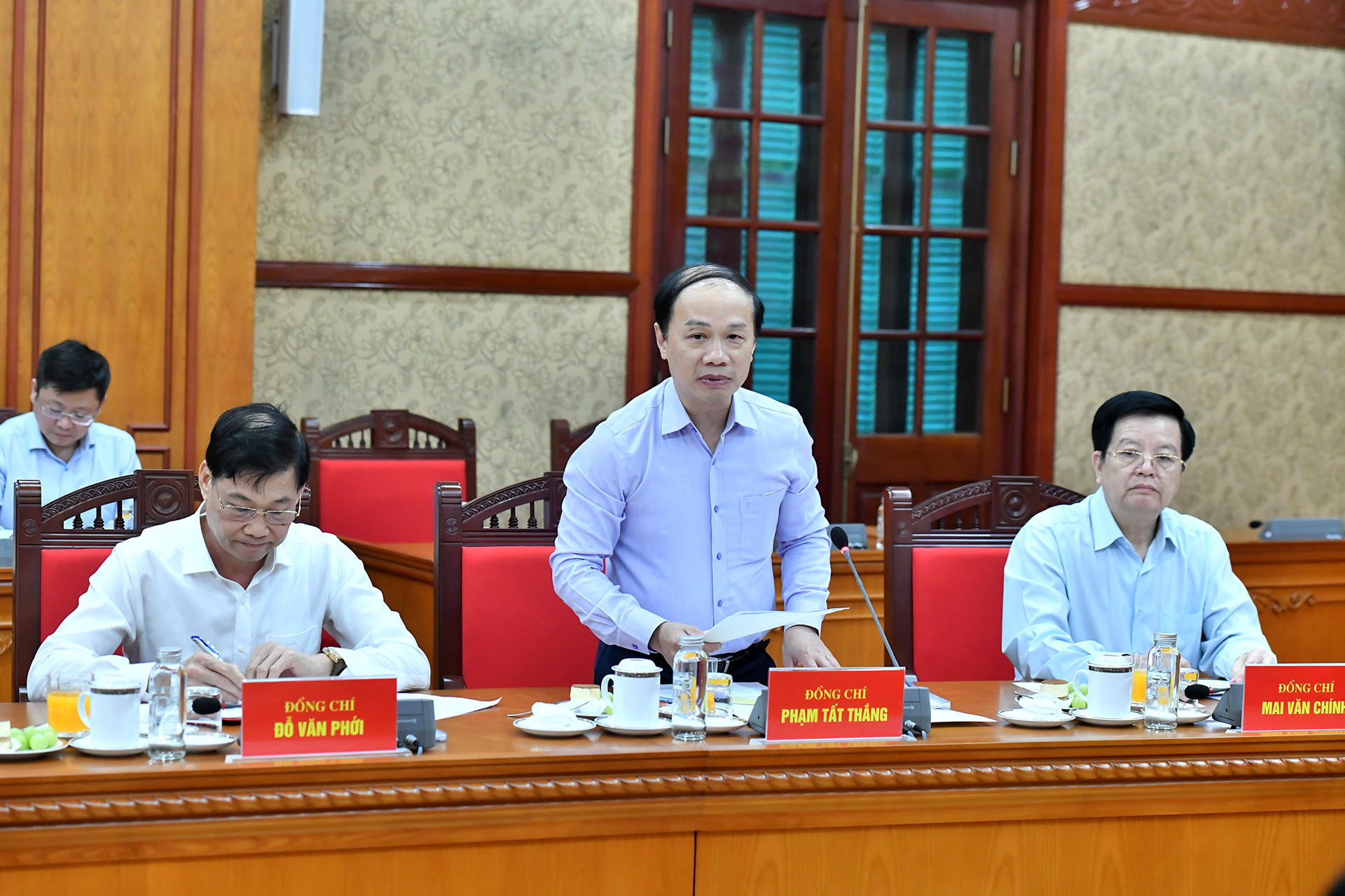 Phó Trưởng ban Thường trực Ban Dân vận Trung ương Phạm Tất Thắng trình bày báo cáo.