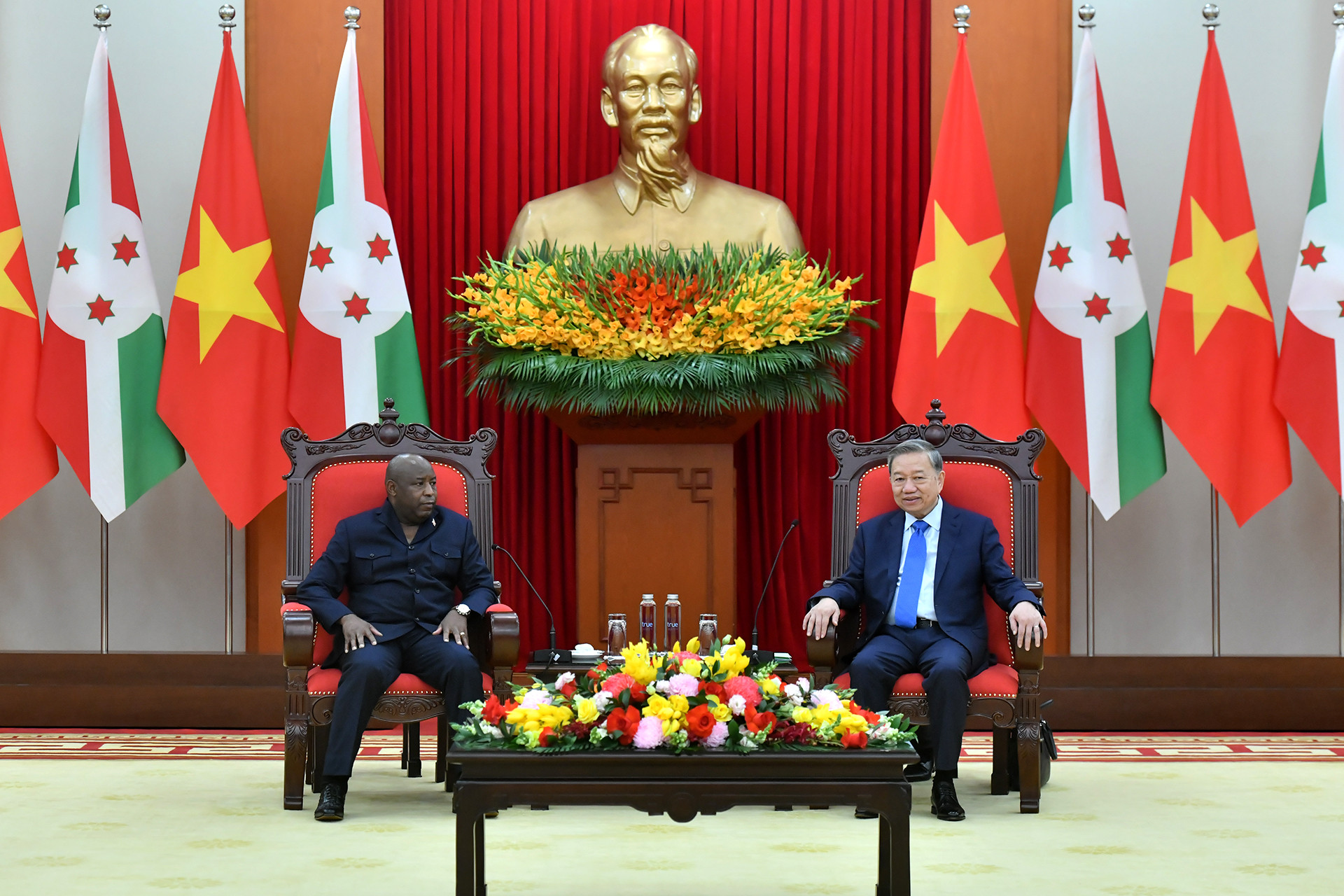 Tổng Bí thư Tô Lâm và Tổng thống Cộng hòa Burundi Évariste Ndayishimiye tại buổi tiếp.