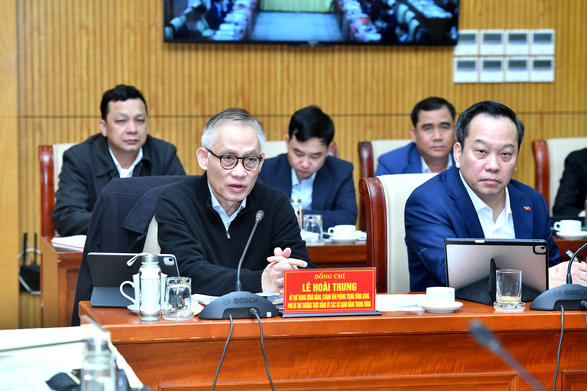 Đồng chí Lê Hoài Trung, Bí thư Trung ương Đảng, Chánh Văn phòng Trung ương Đảng, Phó Bí thư Thường trực Đảng ủy các cơ quan Đảng Trung ương phát biểu tại hội nghị.