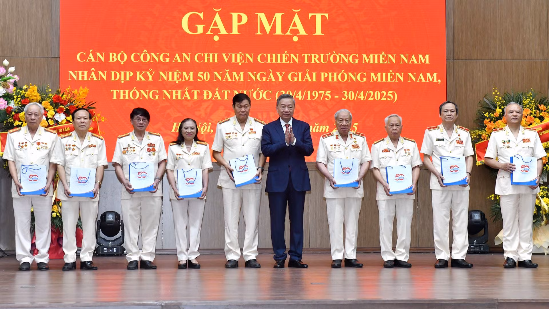 Tổng Bí thư Tô Lâm trao quà tặng các cán bộ Công an chi viện chiến trường miền nam.