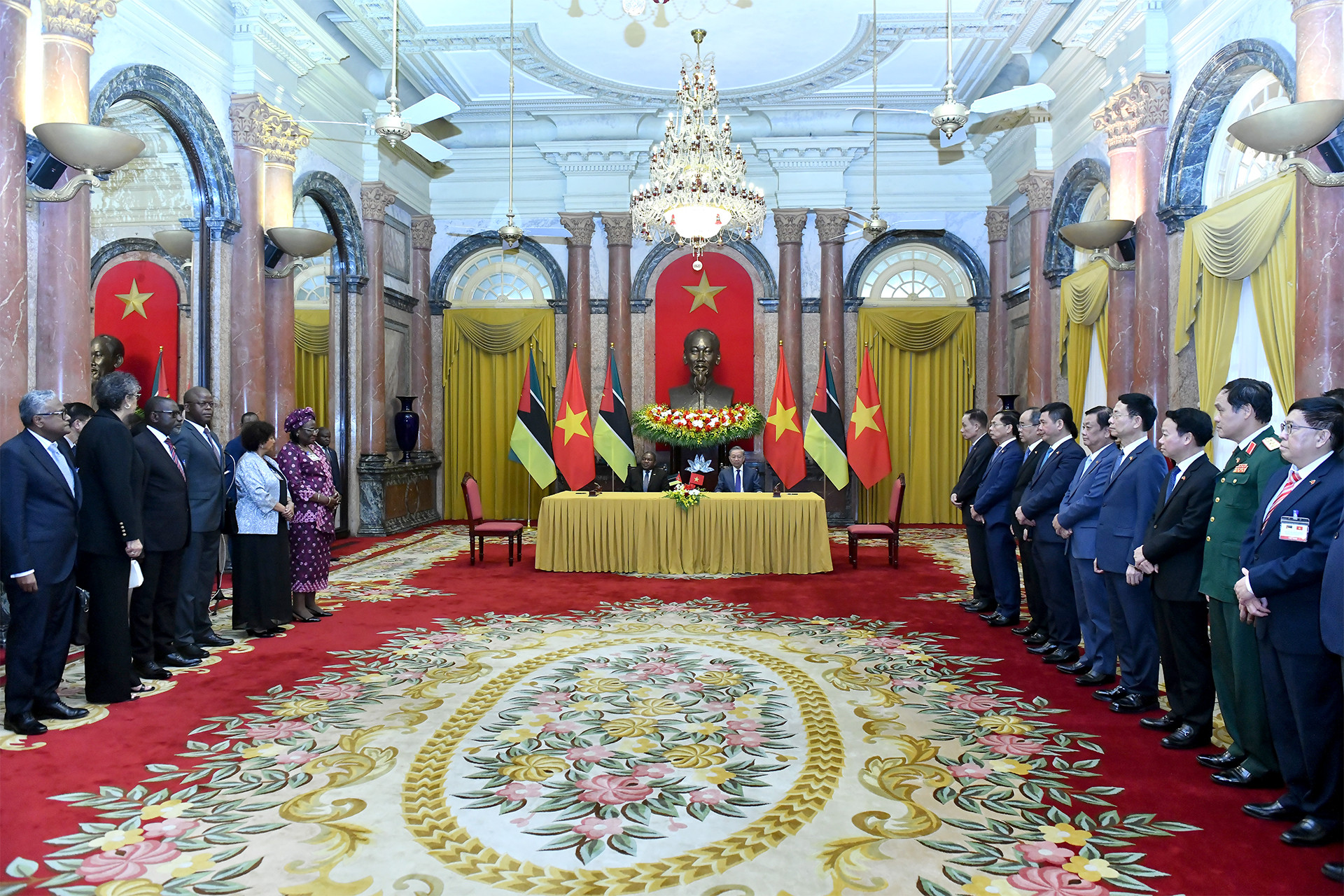 Quang cảnh Lễ ký các văn kiện hợp tác giữa hai nước.