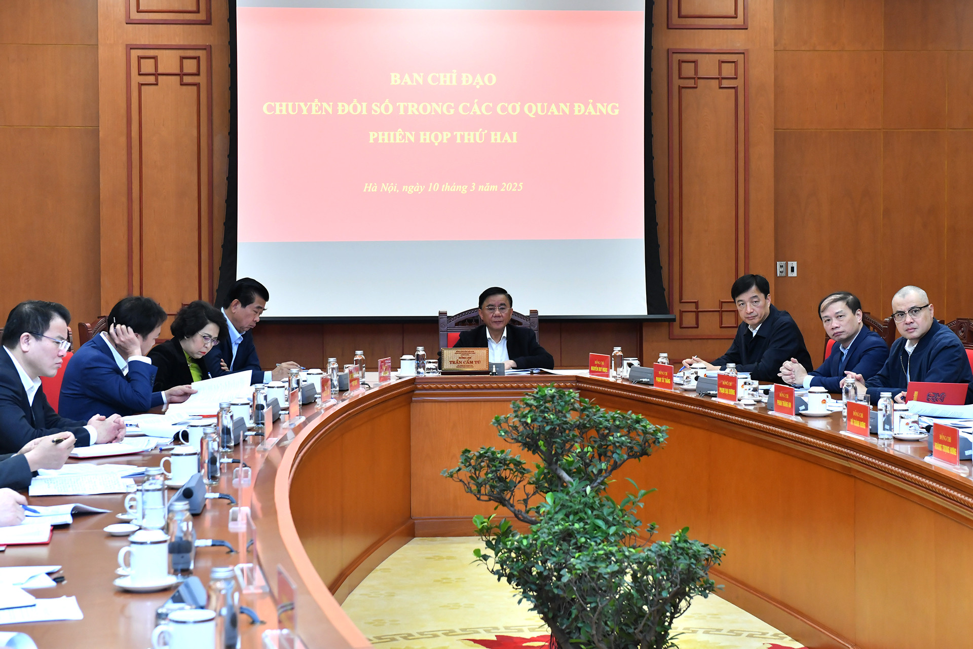 Đồng chí Trần Cẩm Tú, Ủy viên Bộ Chính trị, Thường trực Ban Bí thư chủ trì Phiên họp thứ hai của Ban Chỉ đạo chuyển đổi số trong các cơ quan Đảng.