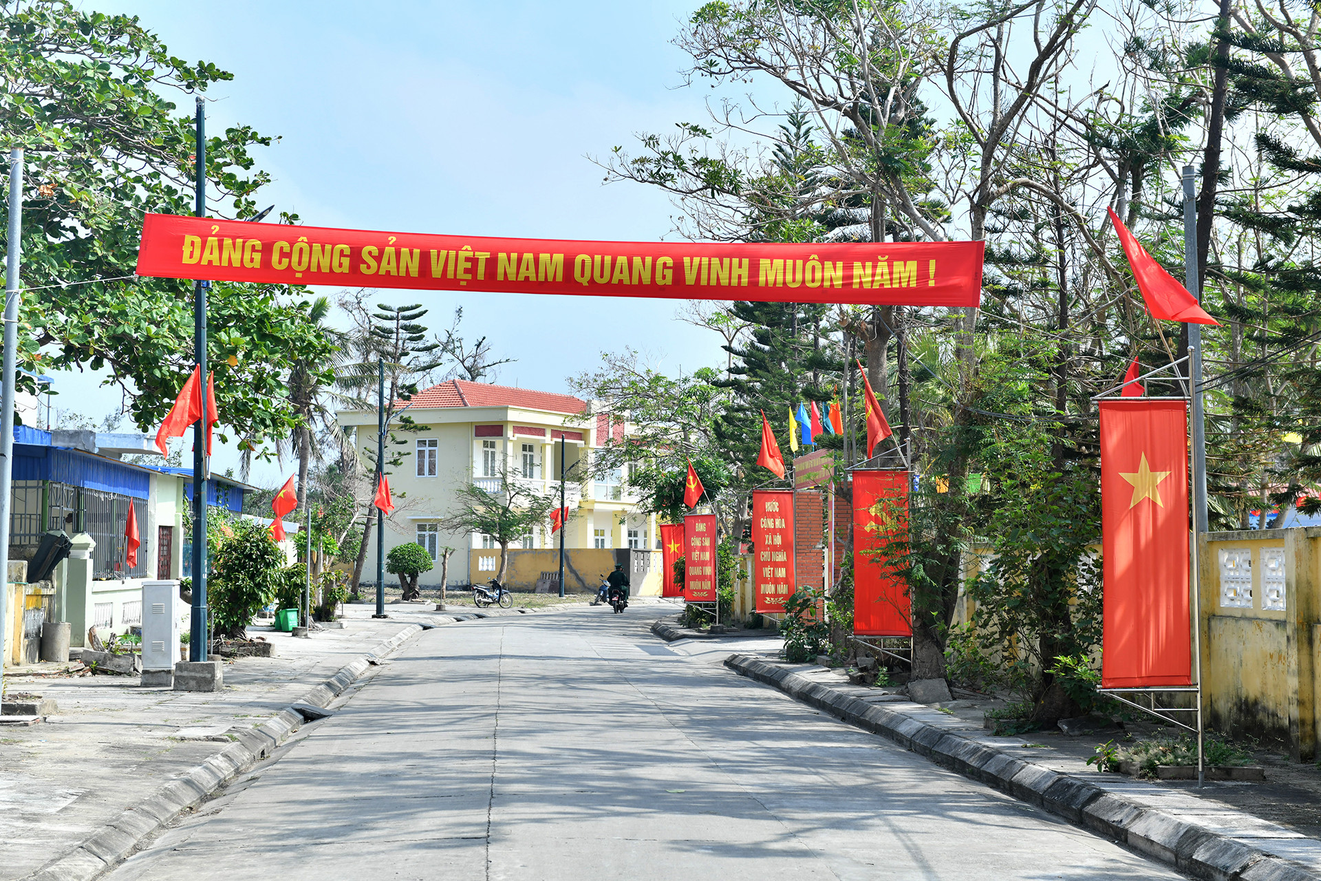 Băng rôn, khẩu hiệu trên các tuyến đường chính trên đảo.