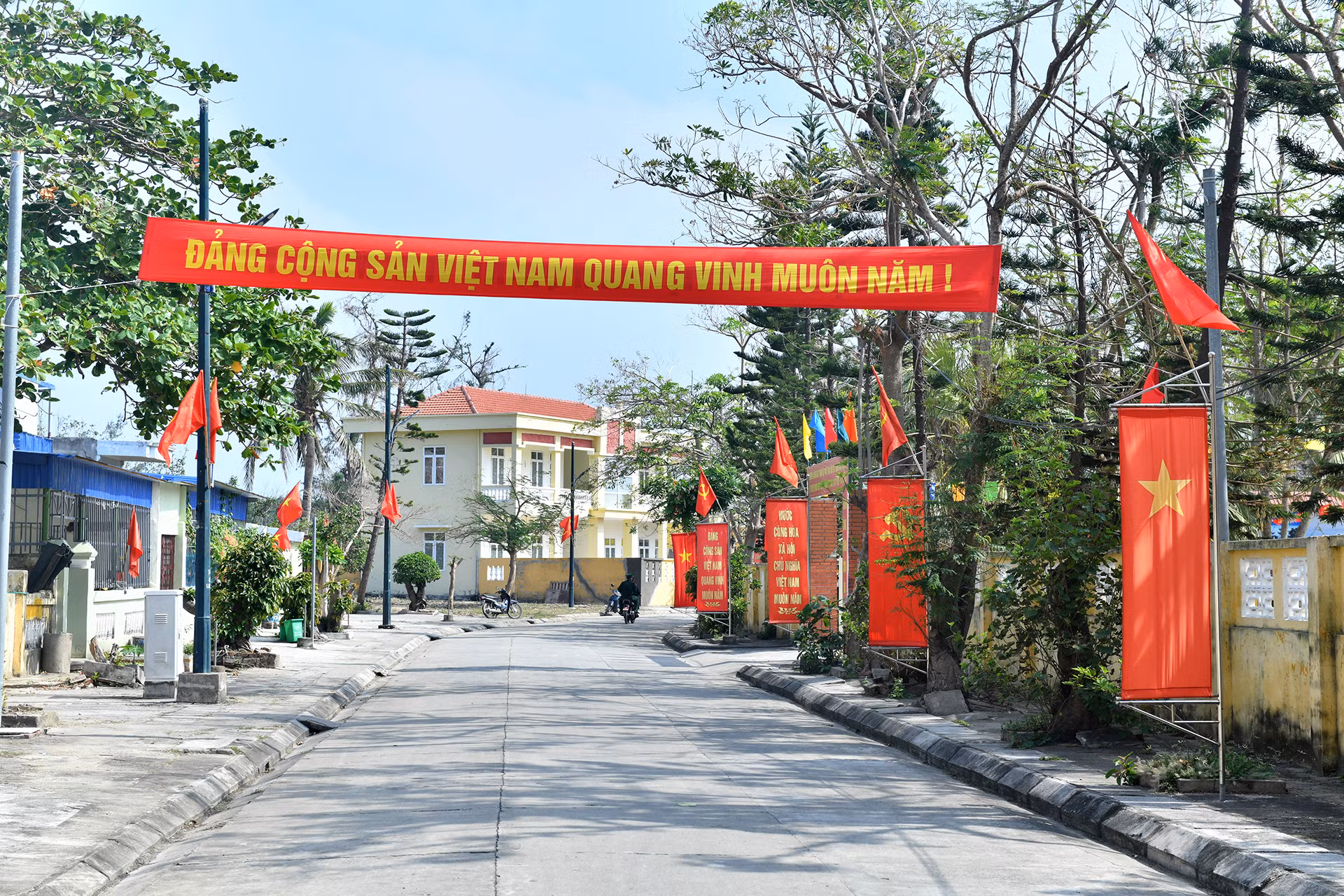 Băng rôn, khẩu hiệu trên các tuyến đường chính trên đảo.