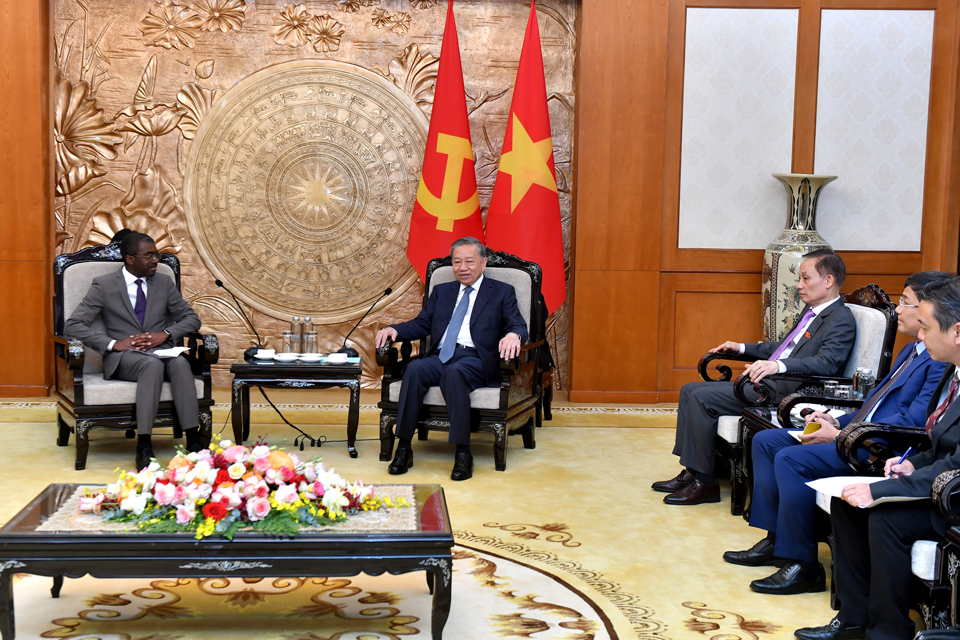 Tổng Bí thư Tô Lâm tiếp ông Lazare Eloundou Assomo, Giám đốc Trung tâm Di sản thế giới của UNESCO.