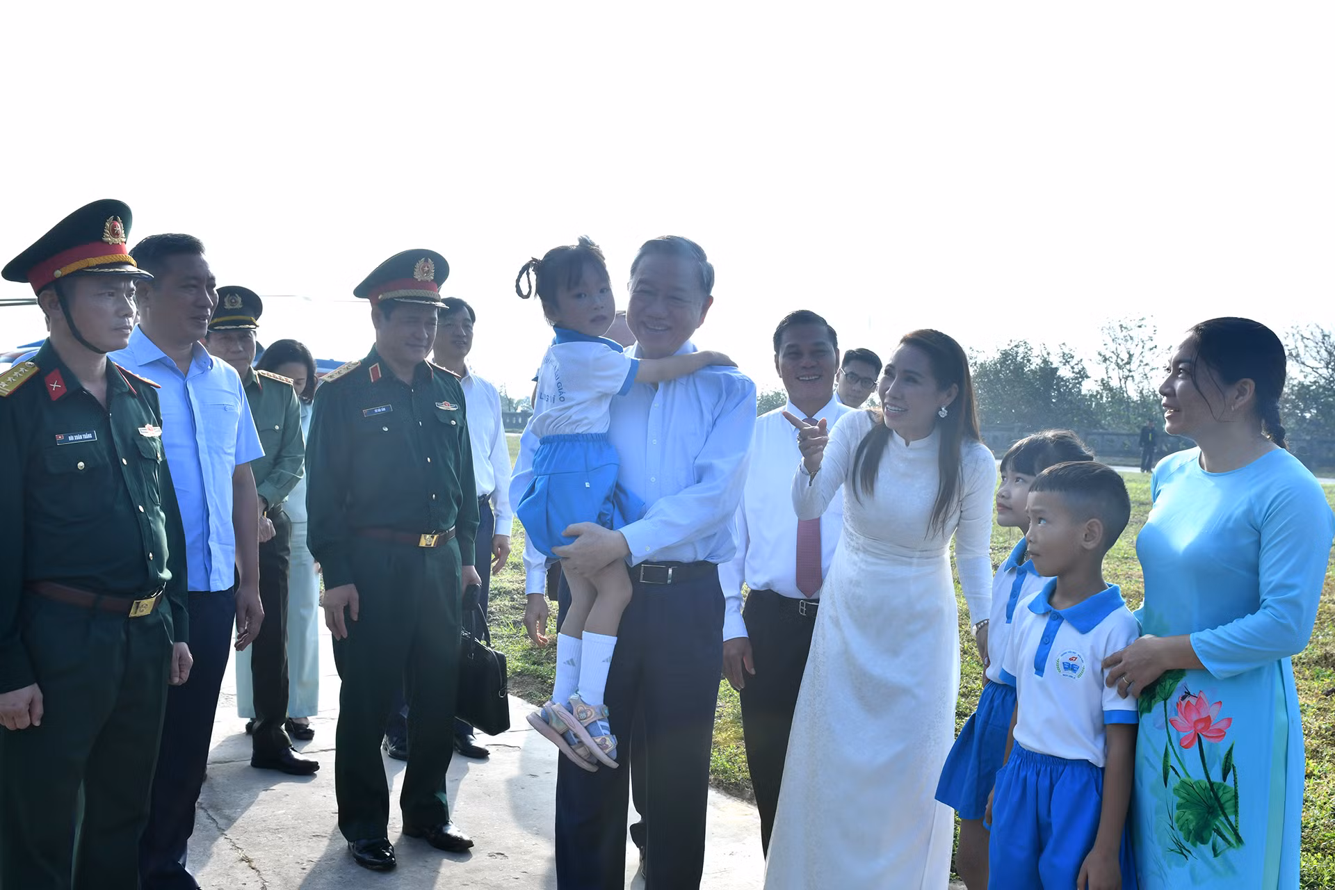 Tổng Bí thư Tô Lâm với cán bộ và nhân dân huyện đảo Bạch Long Vĩ.